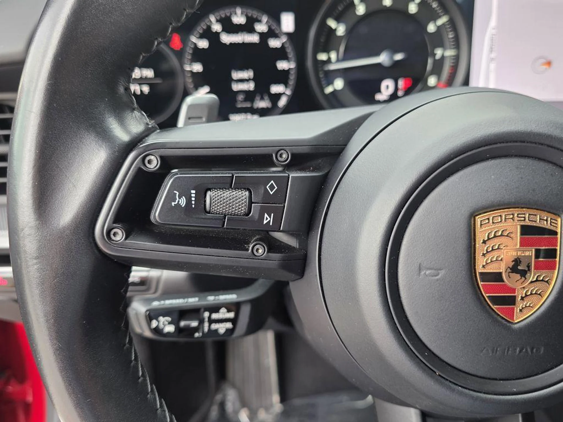 mph022_704712818_i_Cc_TR_2_TG_Ru_V_Yu_BNB_Ok_BW_If_Ln_Gs_5f382b6be9