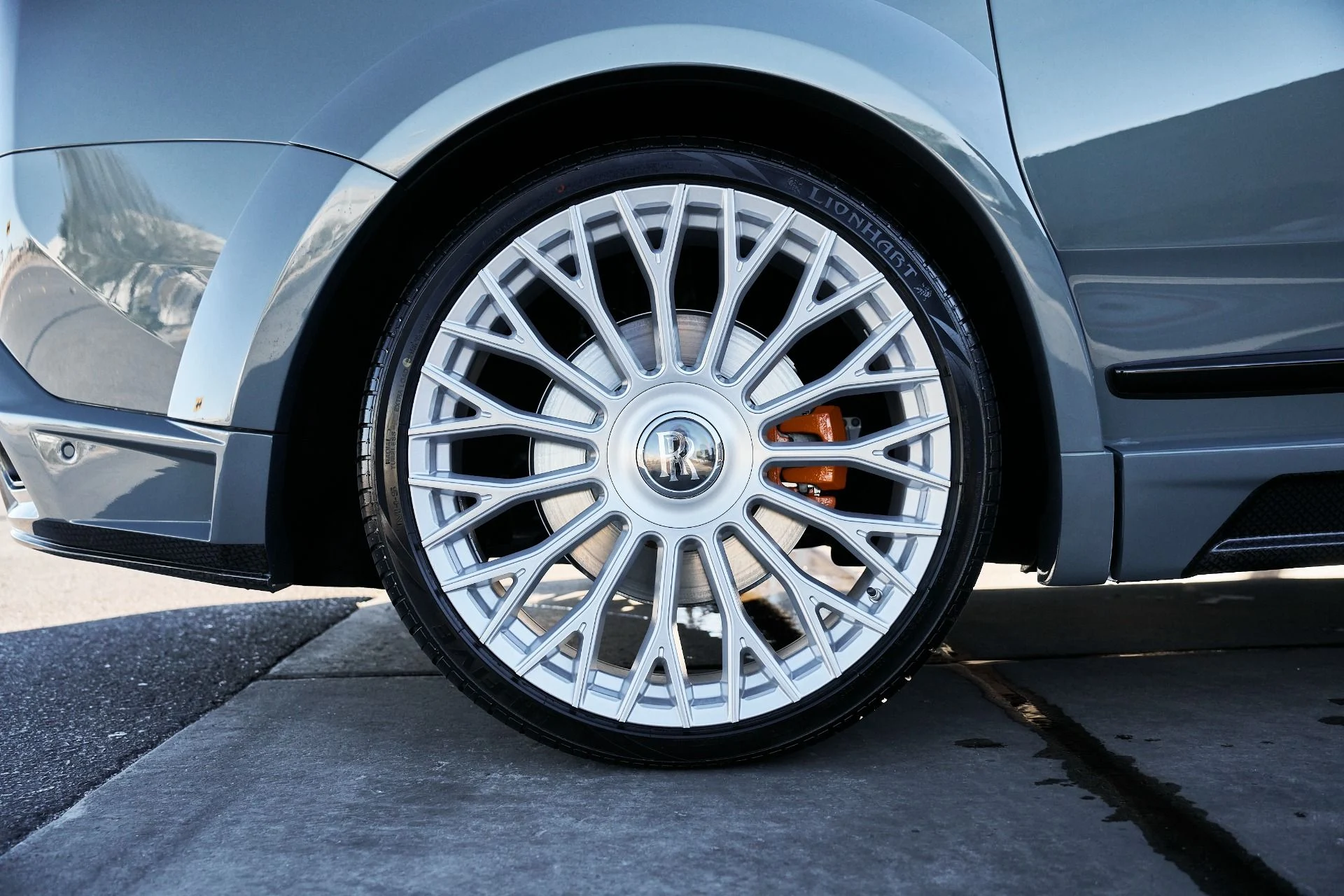 mph022_719385913_Used_2025_Rolls_Royce_Cullinan_Base_1766020358_885a02c36a