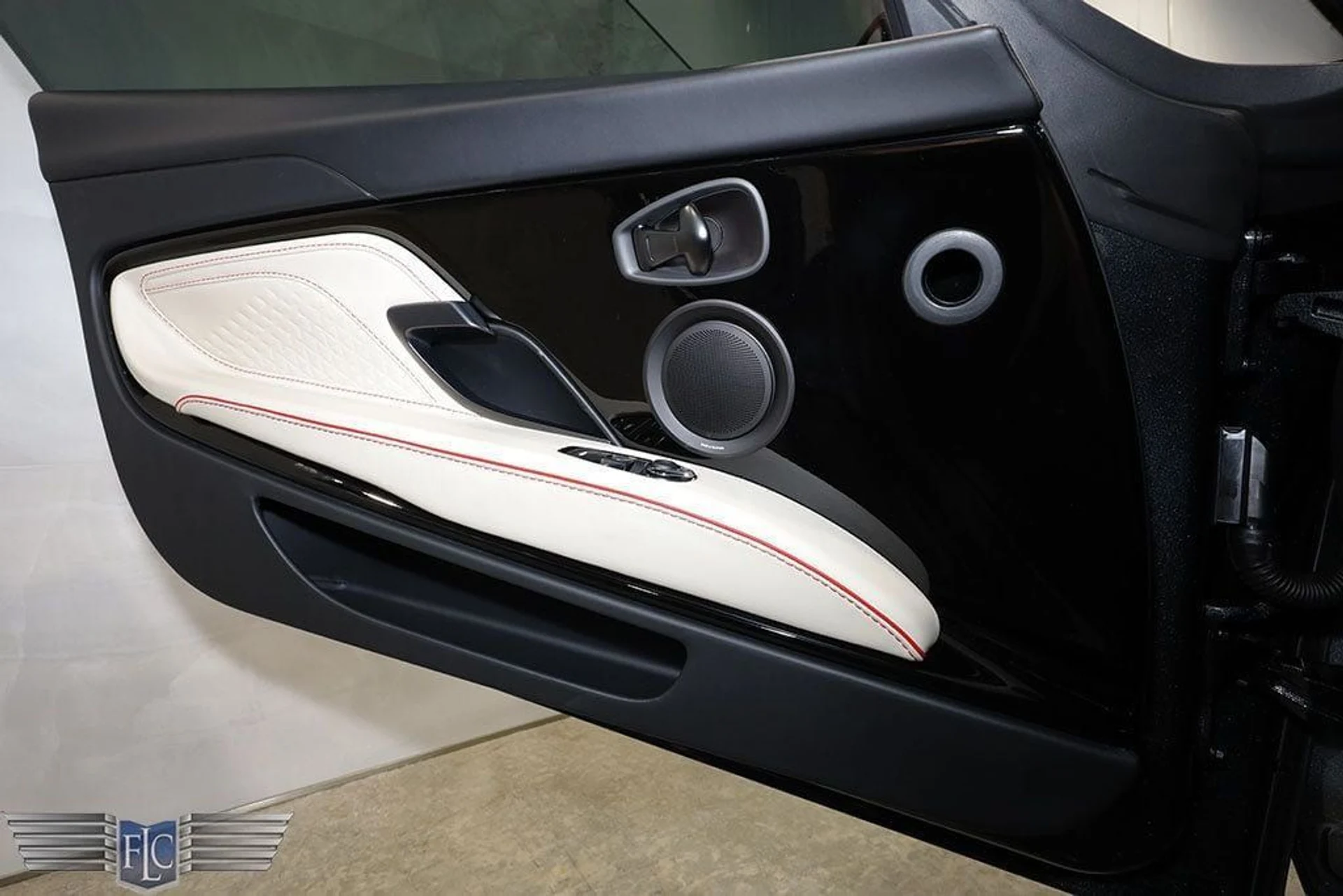 mph022_721071047_used_2022_aston_martin_dbs_superleggeracoupe_9689_23016828_23_1024_8437db2aa3