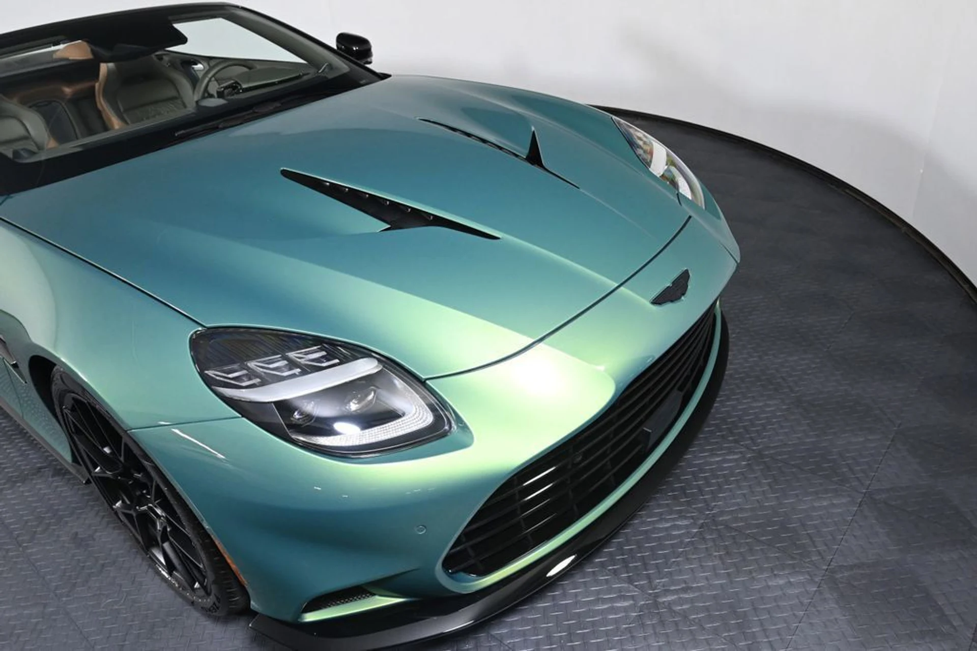 mph022_725281742_new_2026_aston_martin_vanquish_volante_11350_22992982_23_1024_078ad92d90