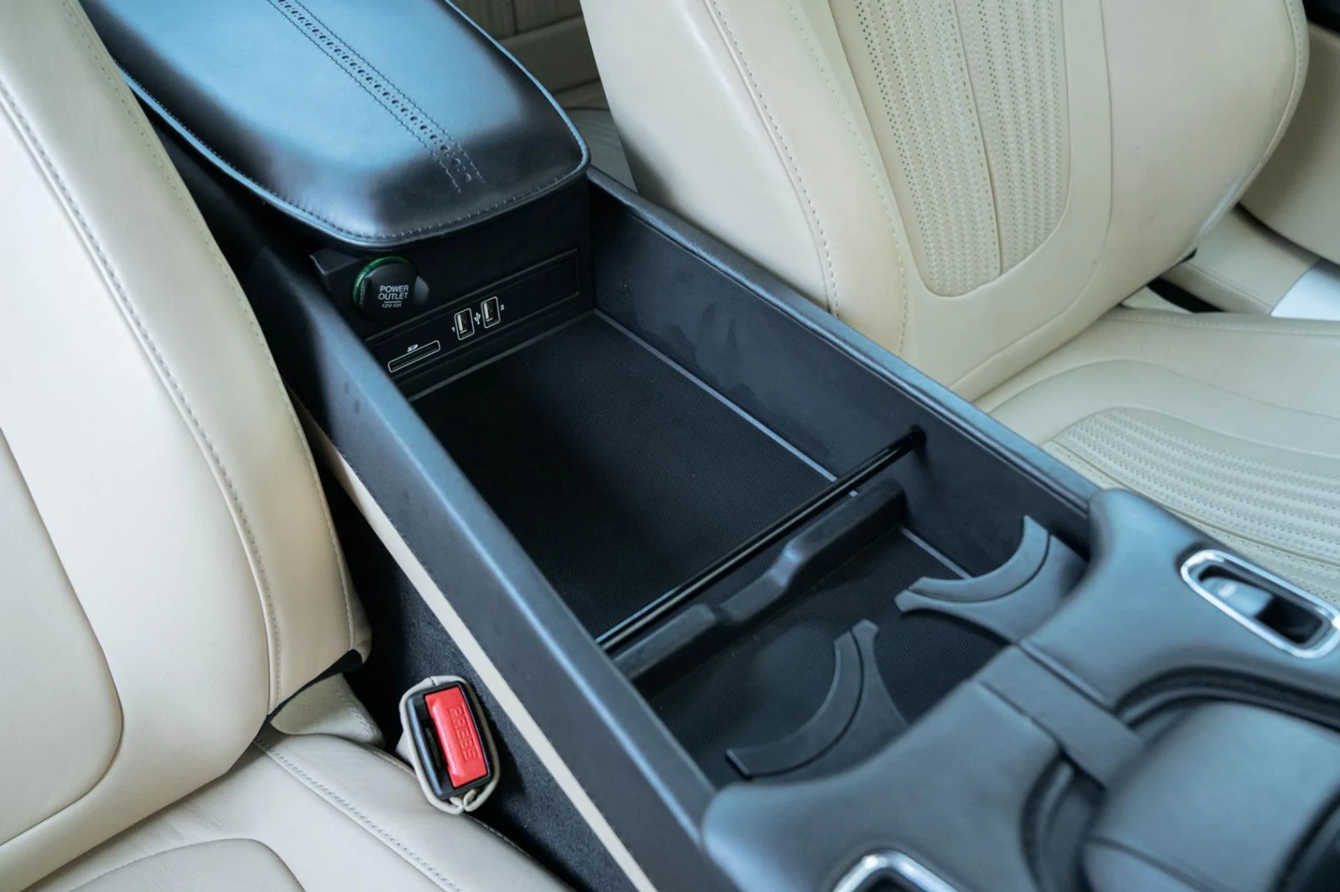 mph022_730353182_Used_2019_Aston_Martin_DB_11_Volante_1769250095_e9c399ecc0