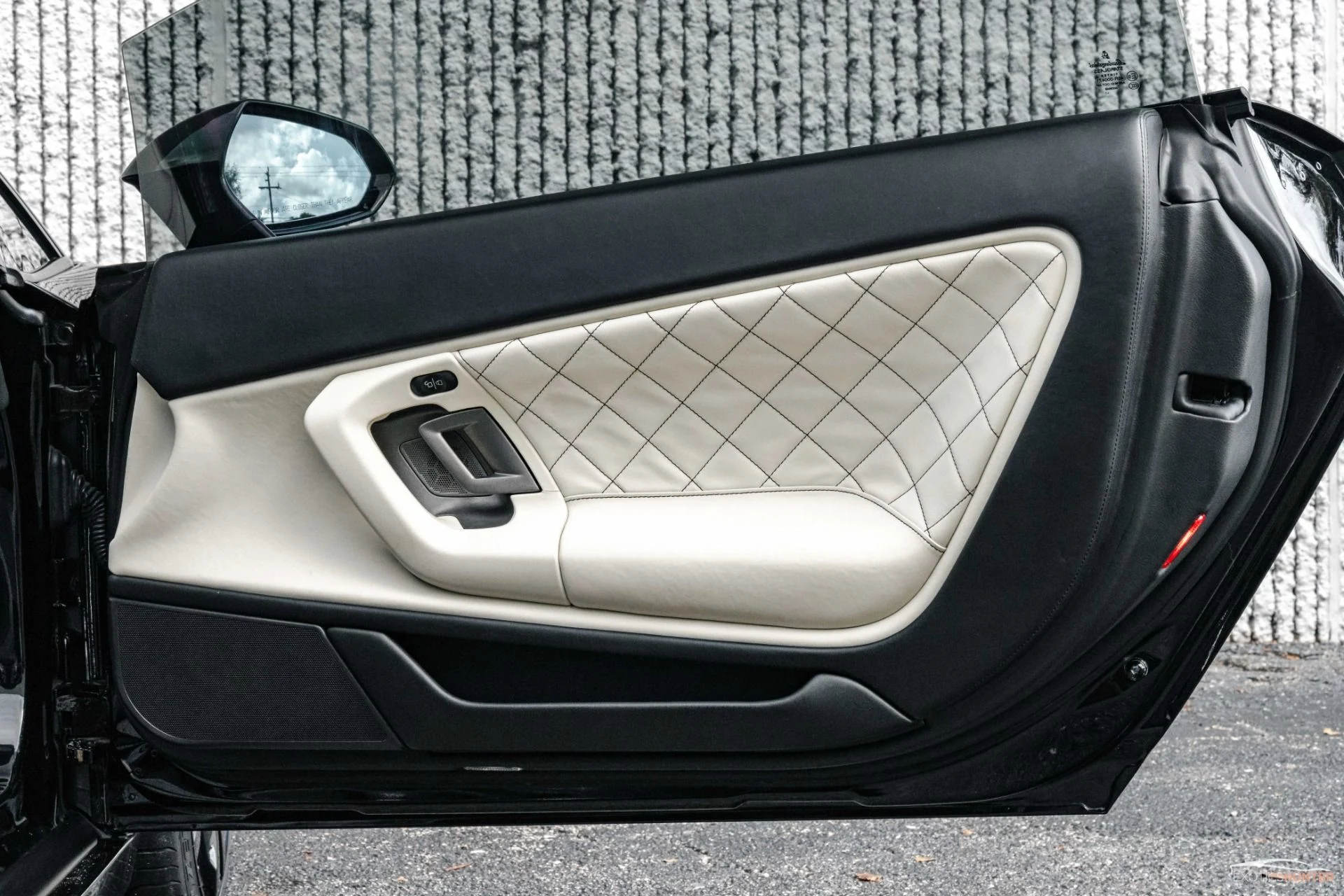 mph022_737739711_Used_2012_Lamborghini_Gallardo_LP_550_2_w_a_White_Interior_Diamond_Stitch_Reverse_Cam_Front_Lift_1696105908_02ff6262e2