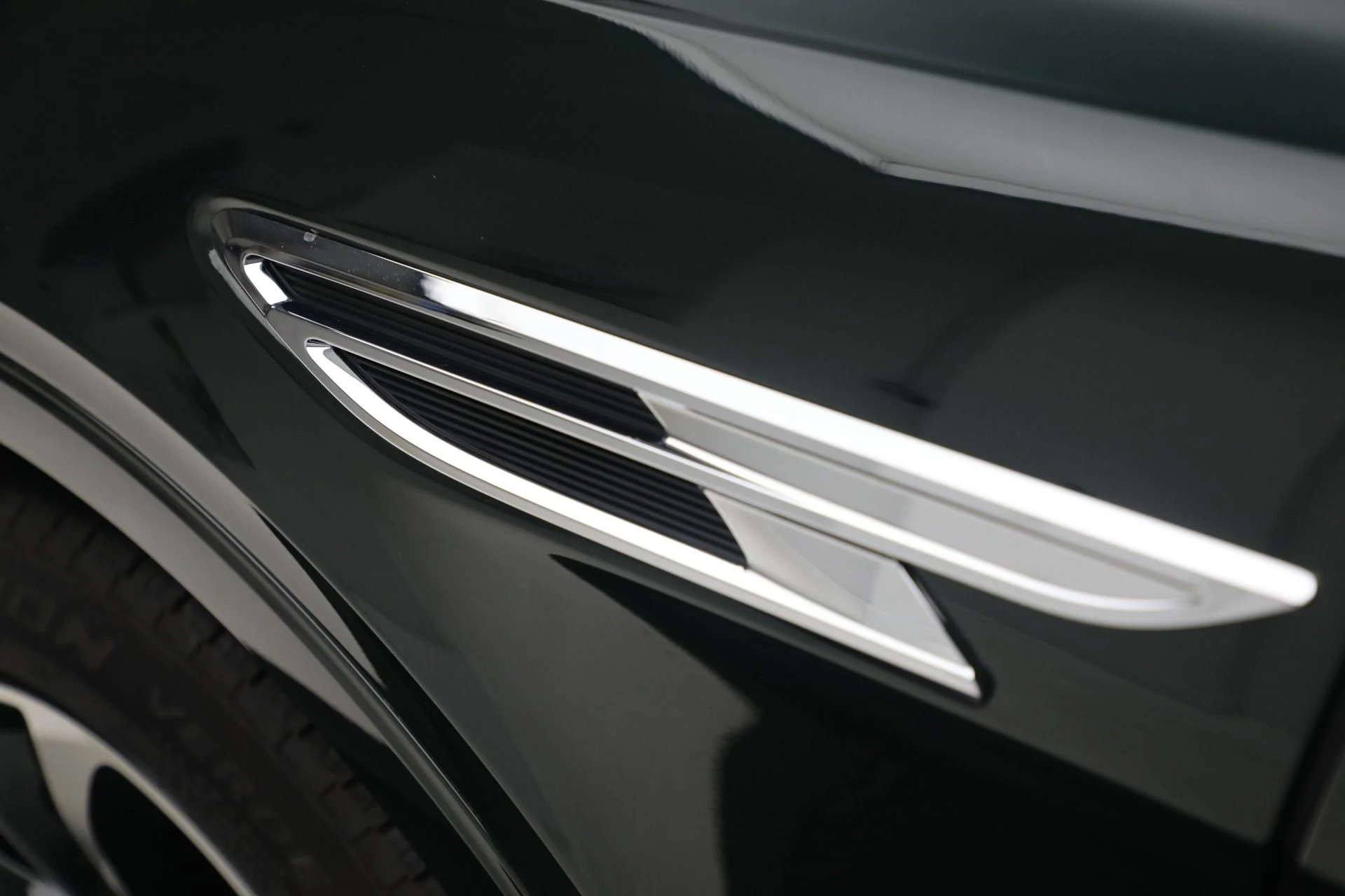 mph022_760557322_New_2023_Bentley_Bentayga_V8_427bb37b8b