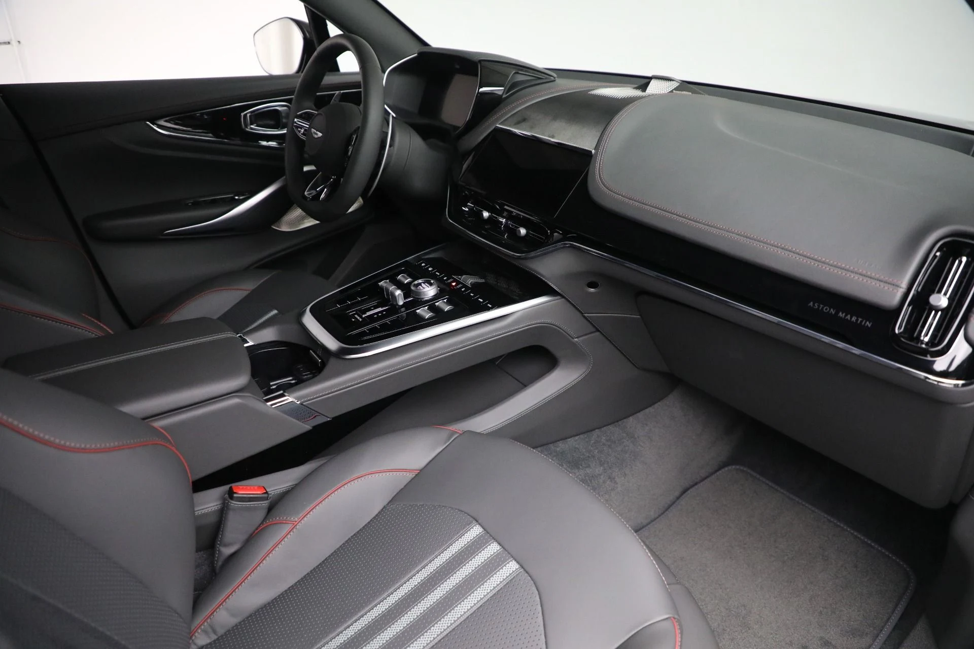 mph022_788344001_New_2025_Aston_Martin_DBX_707_3377ab1378