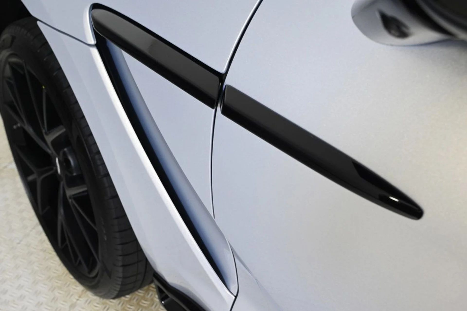 mph022_797591094_new_2025_aston_martin_dbx_707awd_11350_22901313_22_1024_0a7413a722