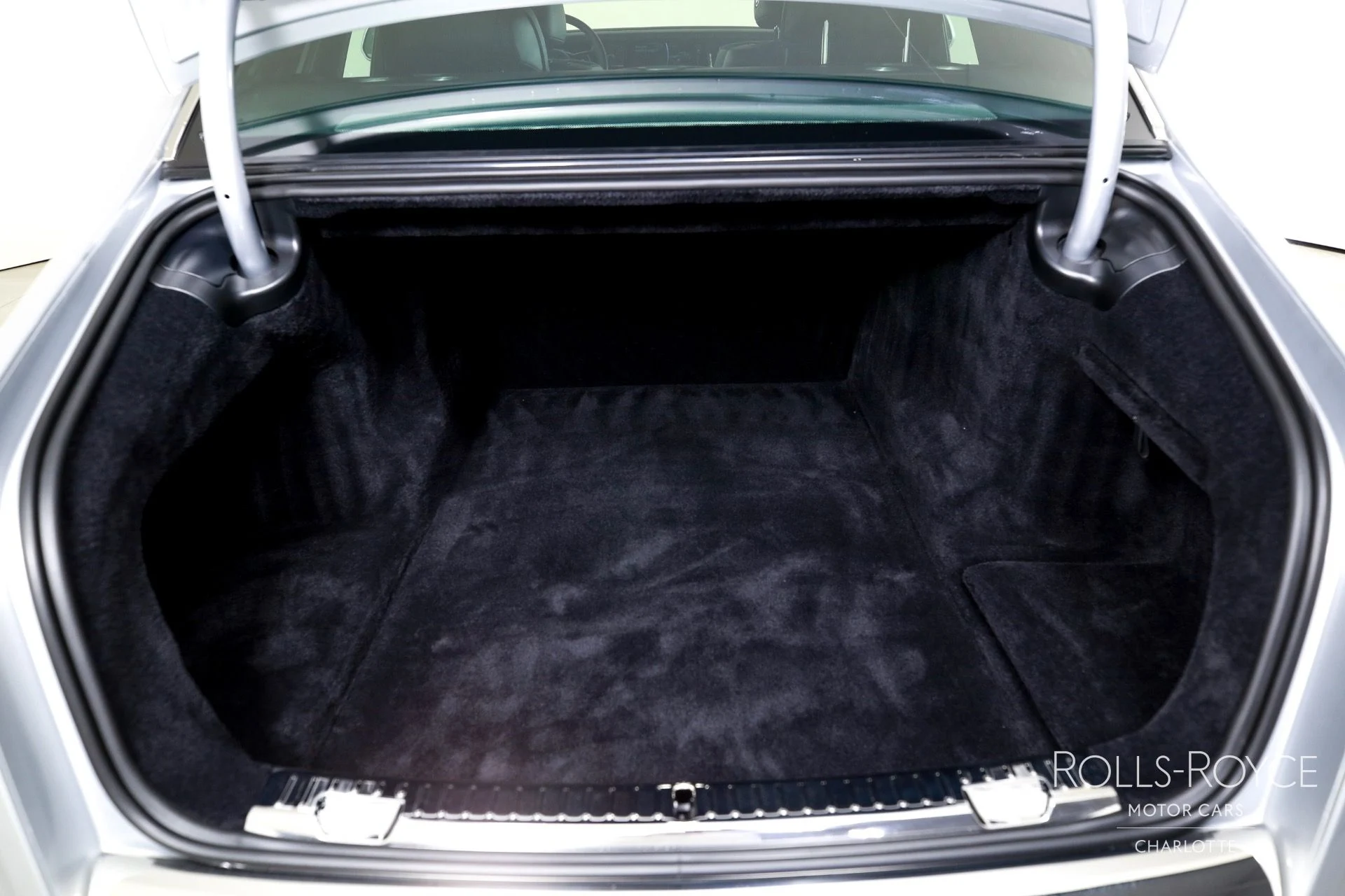 mph022_813241187_Used_2020_Rolls_Royce_Phantom_1757533219_a70db03ef5