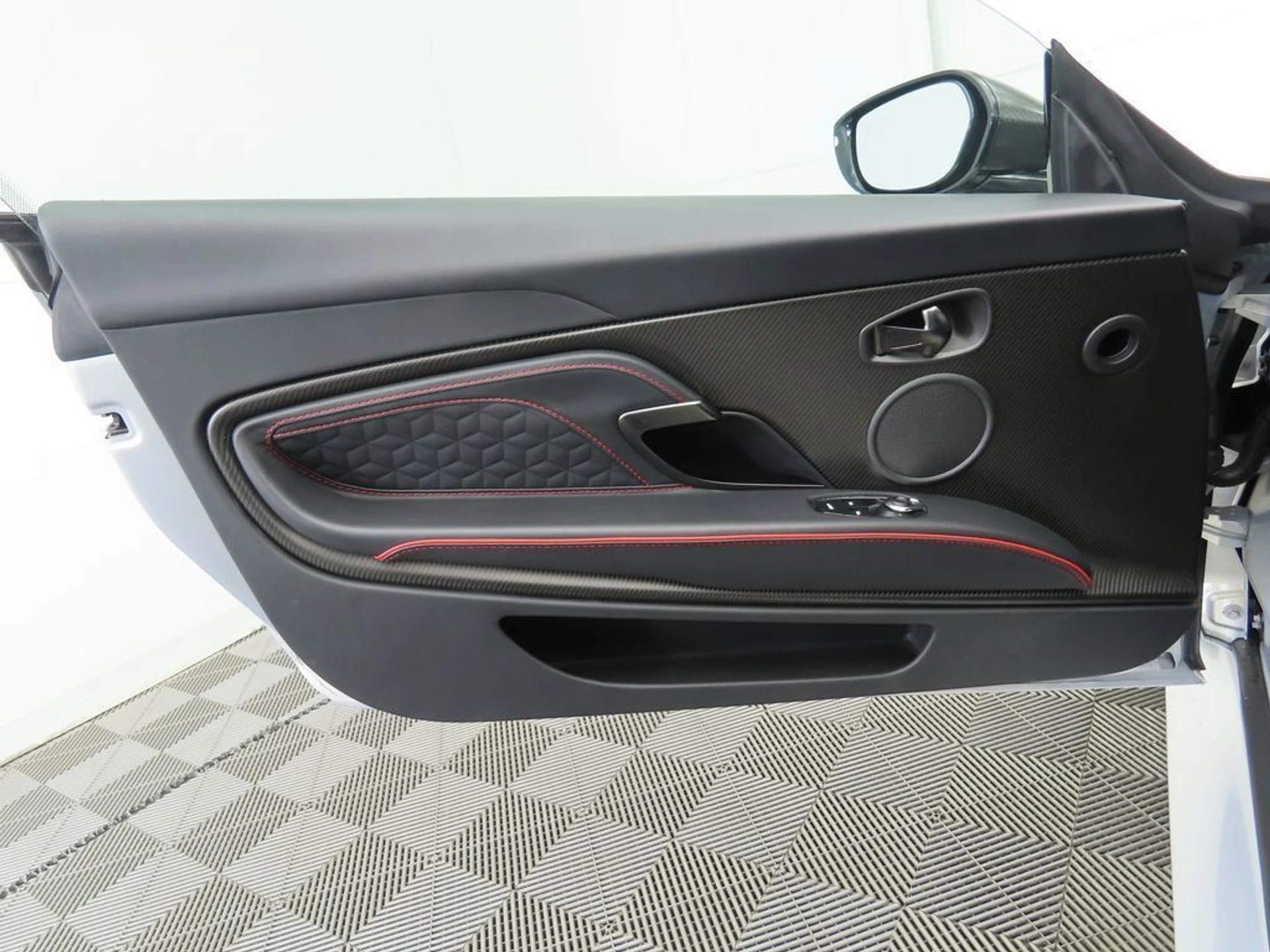 mph022_815136637_used_2023_aston_martin_dbs_coupe_8119_22958468_23_1024_dbd2366f61