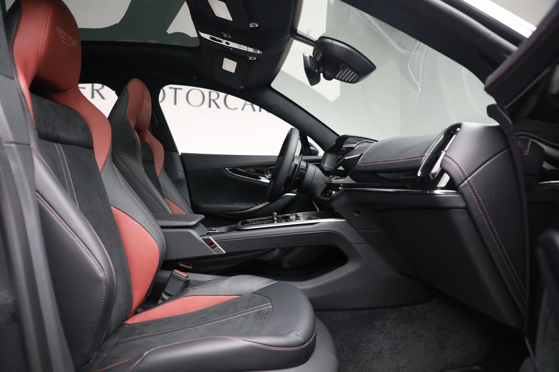 mph022_837333272_New_2025_Aston_Martin_DBX_707_707_1f00e17e56