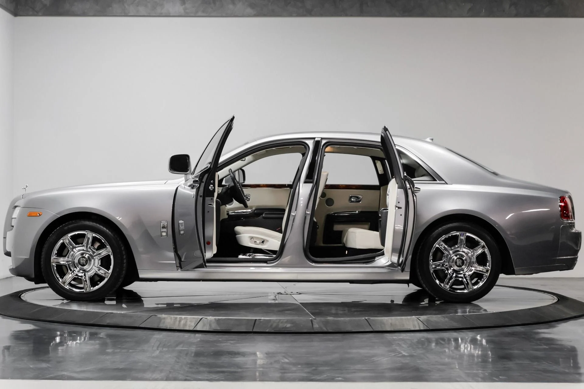 mph022_852370861_Used_2010_Rolls_Royce_Ghost_1762979207_9a342ad56d