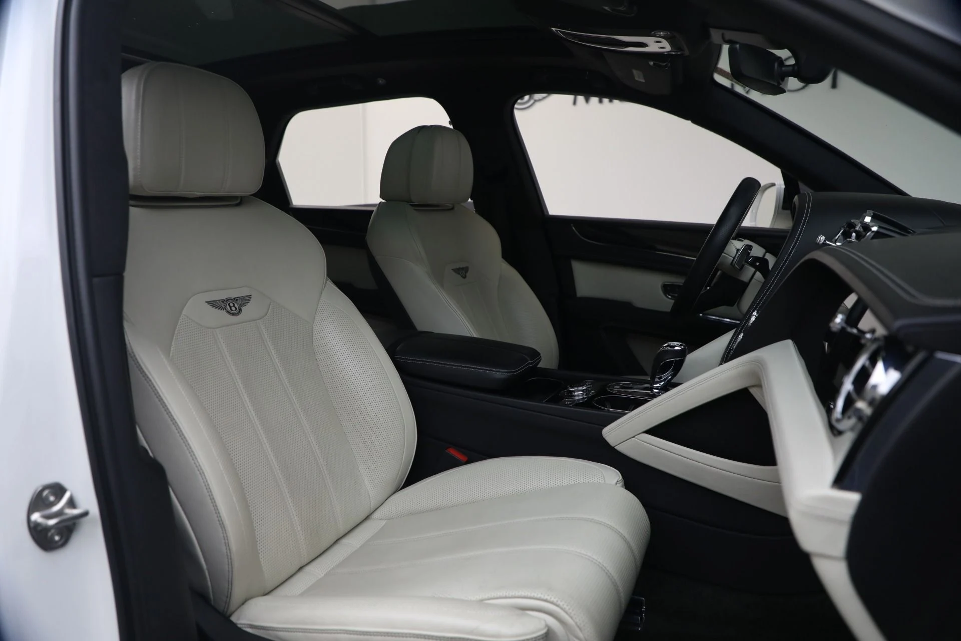 mph022_85911871_Used_2023_Bentley_Bentayga_V8_1770079262_9e88b0c1fb