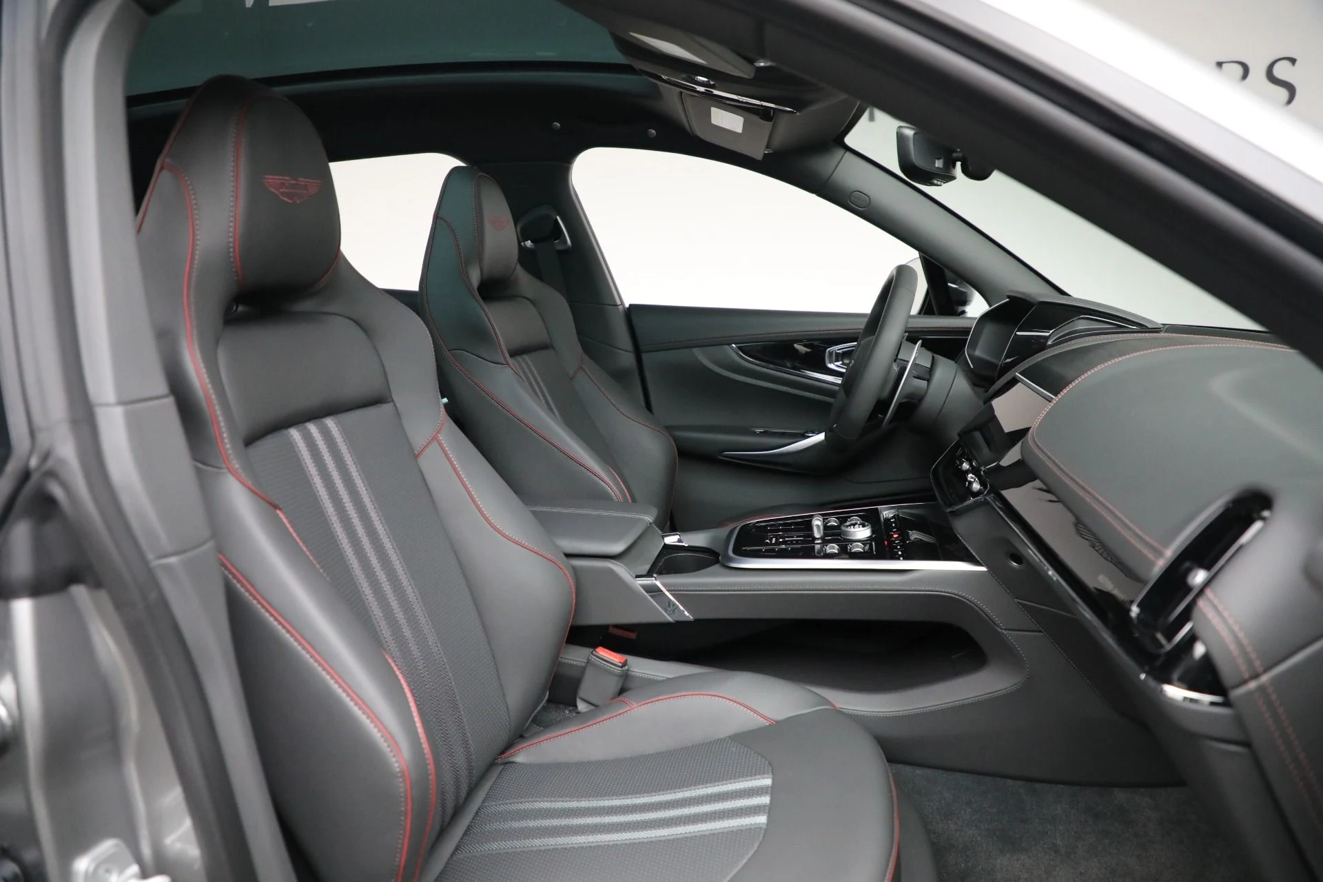 mph022_866623580_New_2025_Aston_Martin_DBX_707_41865bdc23