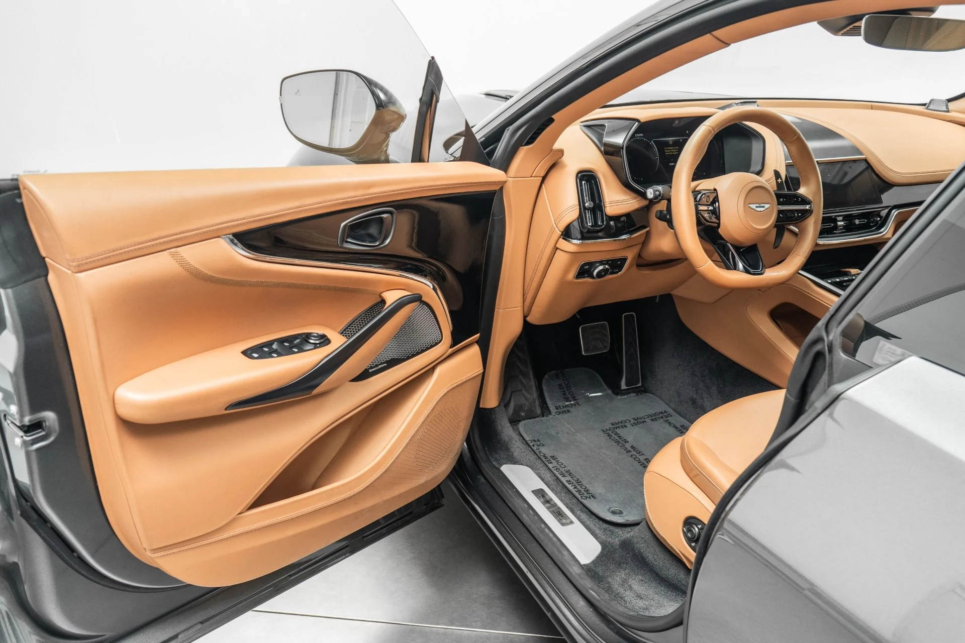 mph022_882696264_Used_2025_Aston_Martin_DBX_707_1780350121_95ceb32bd9
