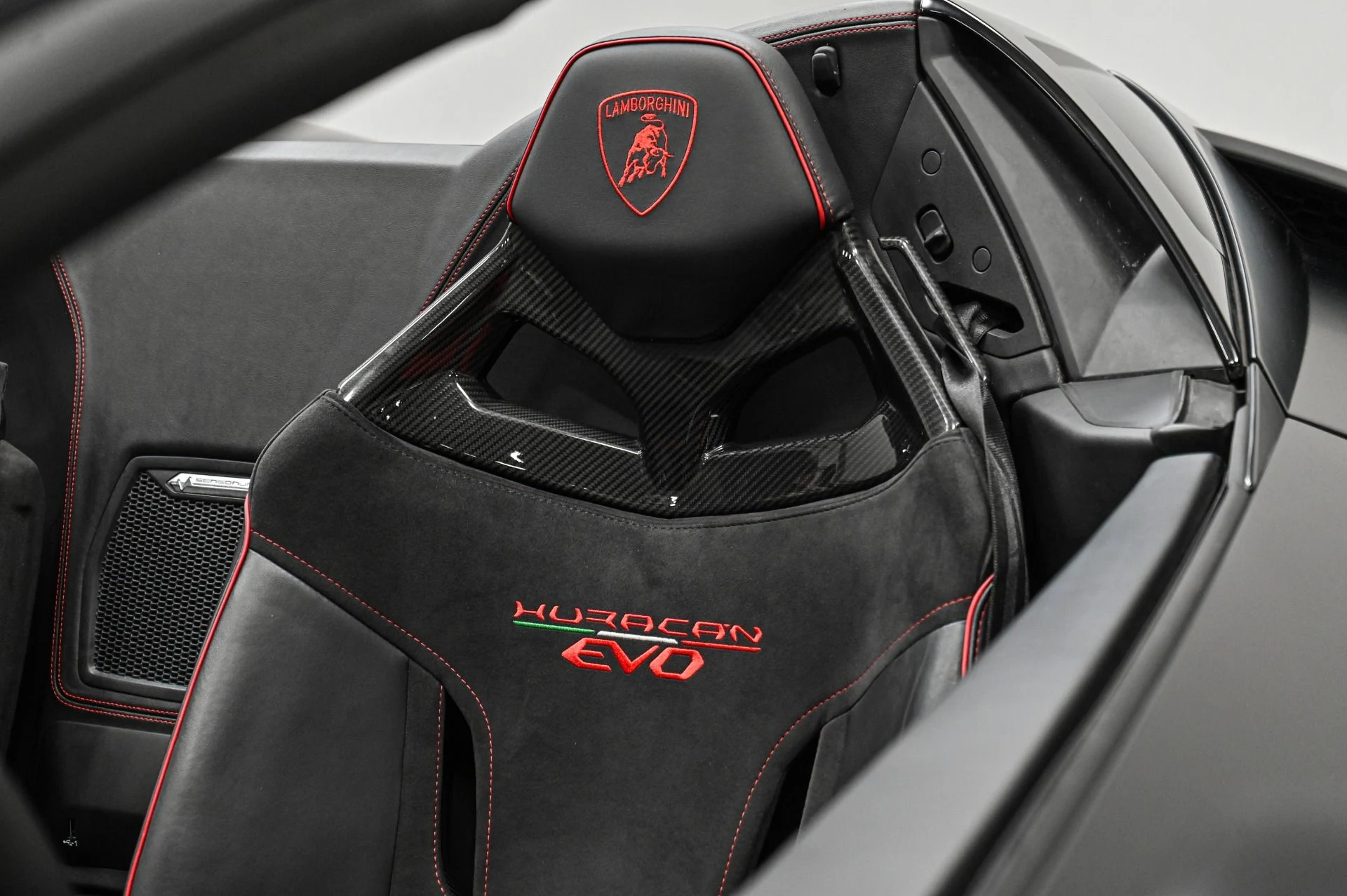 mph022_916013074_Used_2021_Lamborghini_Huracan_EVO_Base_1754943385_e2b26790a6