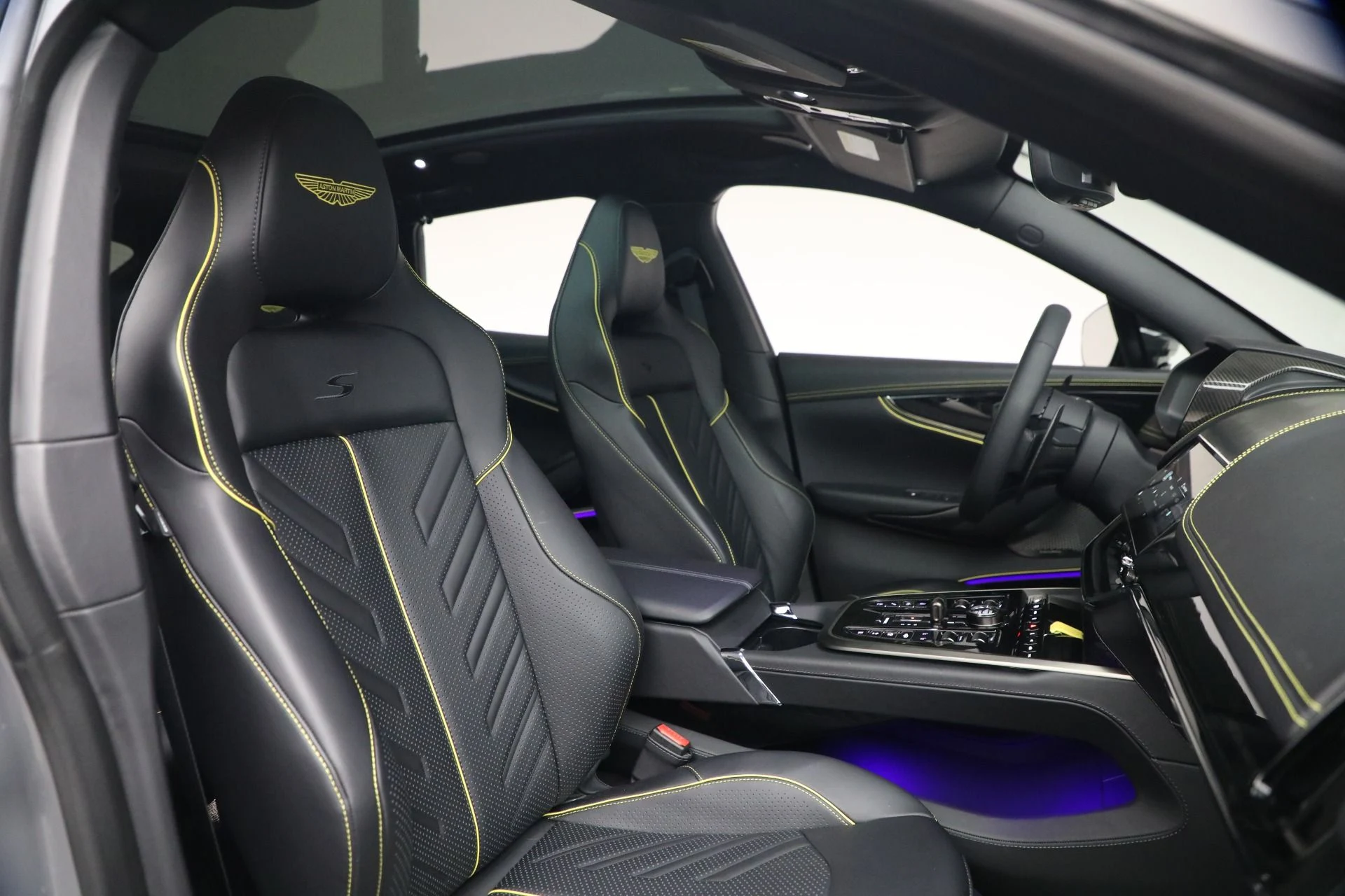mph022_923729533_New_2026_Aston_Martin_DBX_S_1787860689_2cf19416d4