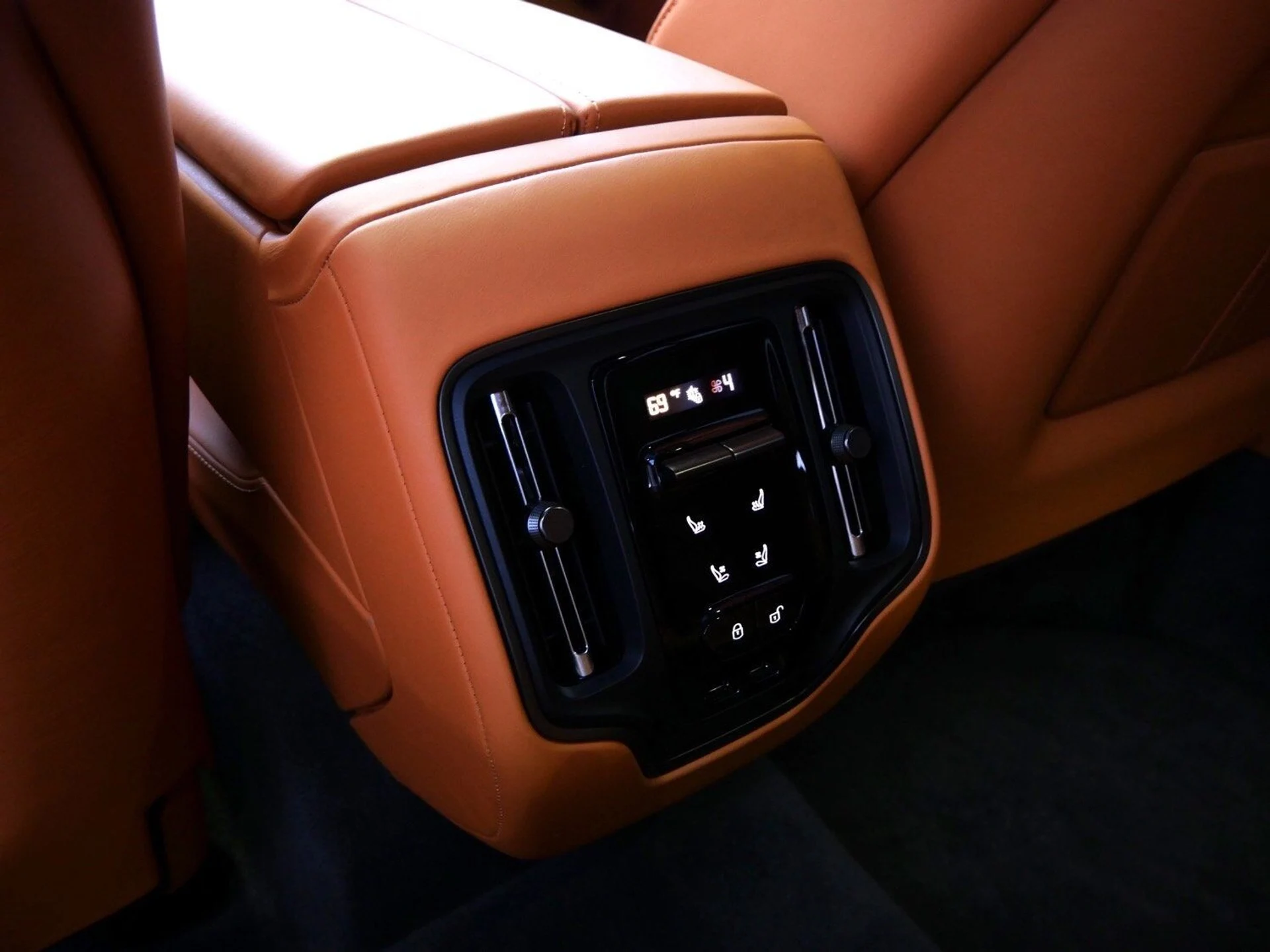 mph022_950578021_2b9633a67691d6844b6f5ffcdd07193ax_83f9d46150