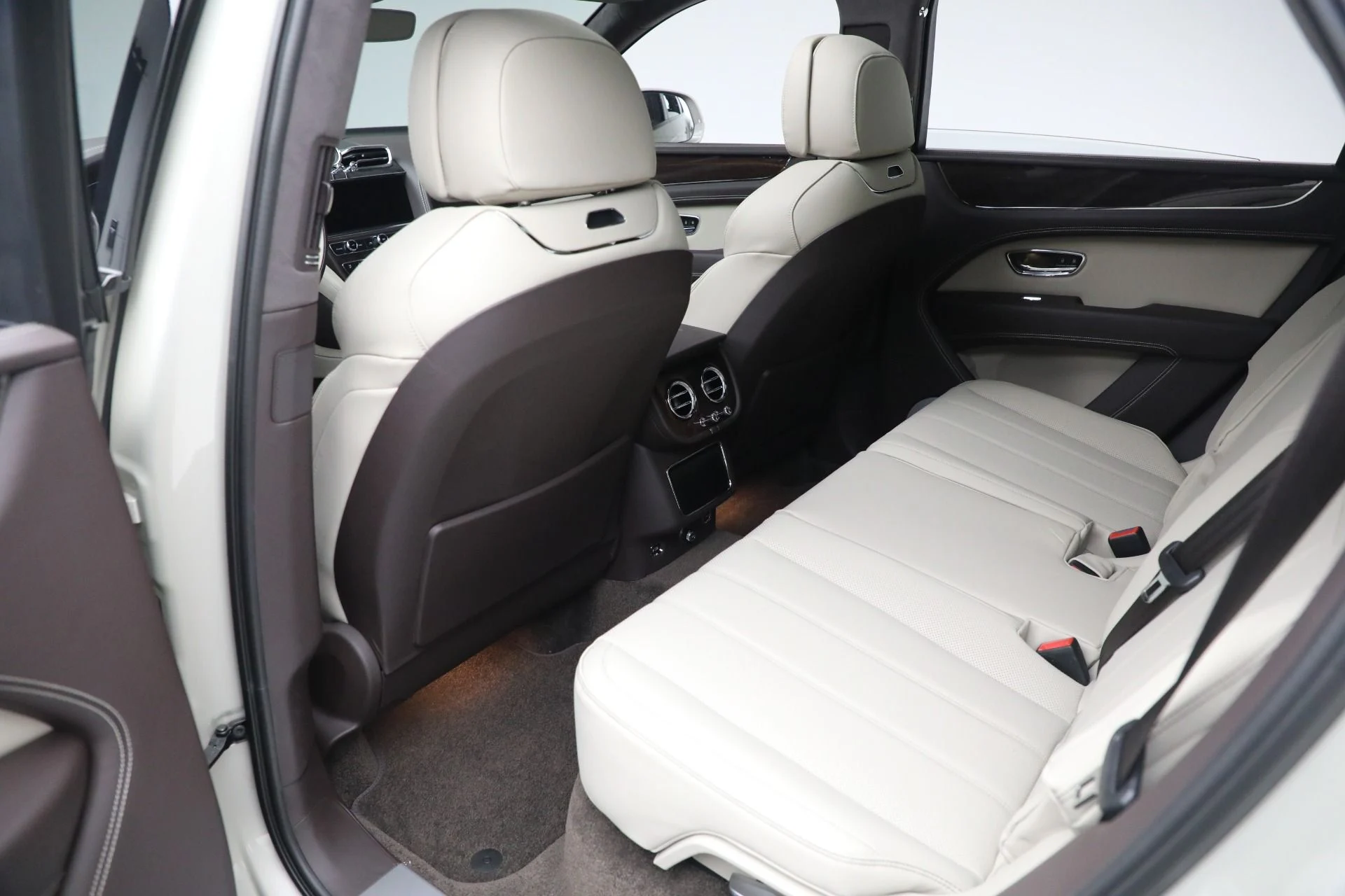 mph022_981367198_New_2025_Bentley_Bentayga_V8_23869f6753