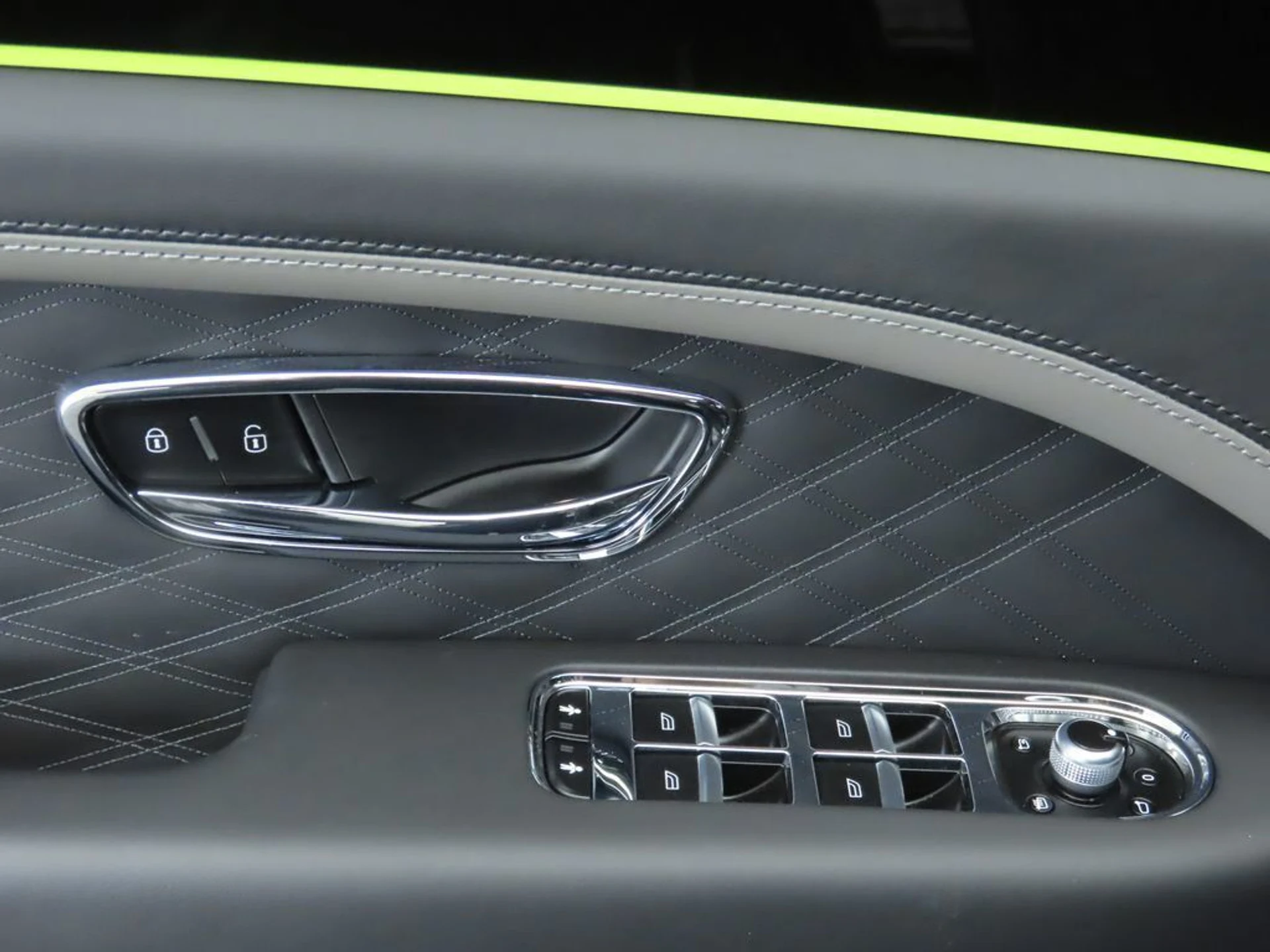 mph023_1001156586_used_2023_bentley_bentayga_ewb_azure_8119_22967334_24_1024_02dfb5ad10