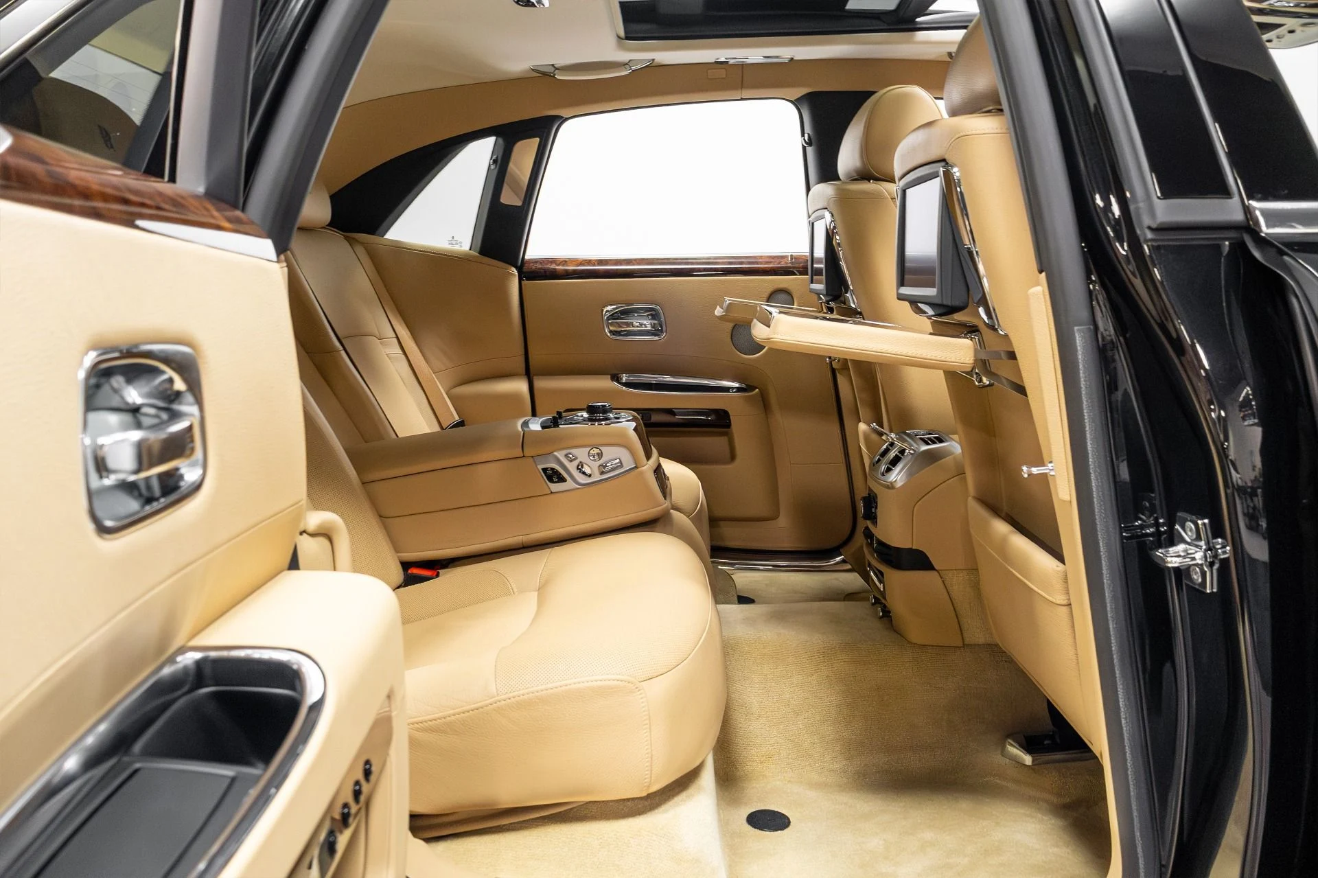 mph023_1001351323_Used_2011_Rolls_Royce_Ghost_1770323942_55b60cc2dd