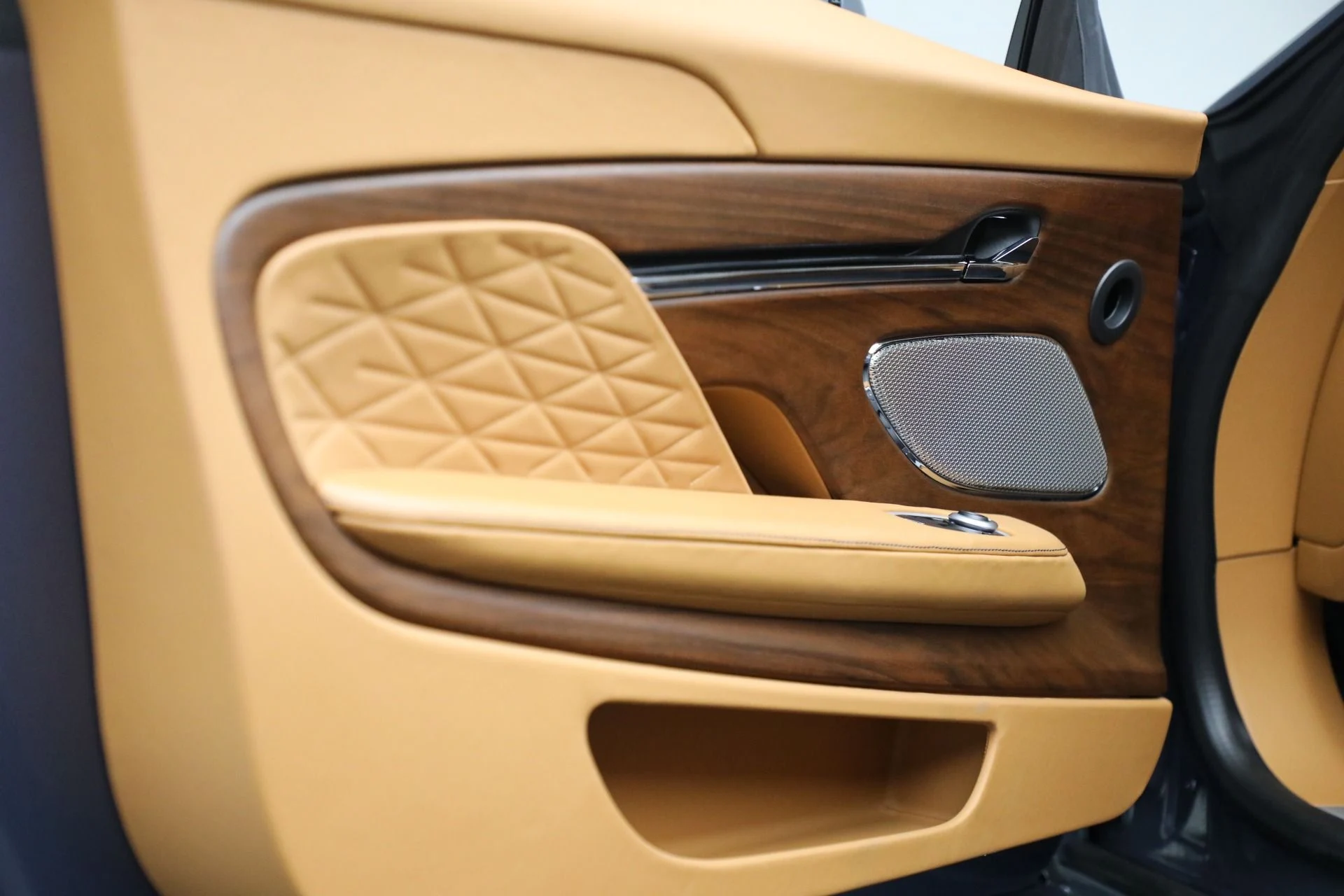mph023_1024753919_New_2025_Aston_Martin_DB_12_V8_df6e6ff5f2