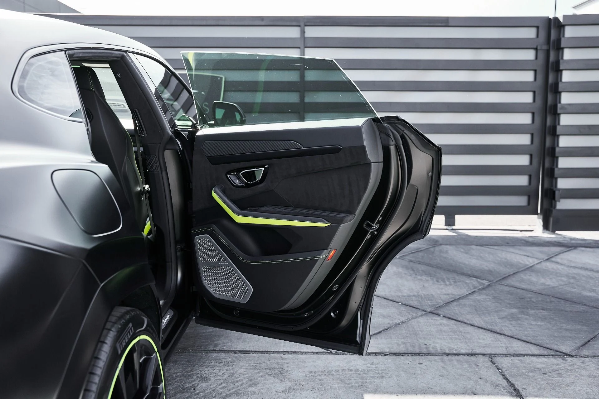 mph023_1026657615_Used_2022_Lamborghini_Urus_1774548583_b93c7d91a9