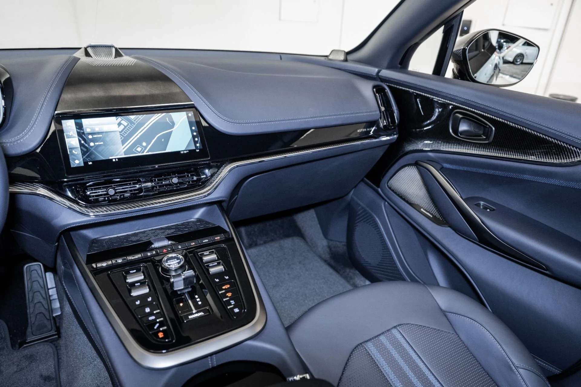 mph023_1026909344_Used_2025_Aston_Martin_DBX_707_1754709382_214d6af5e8