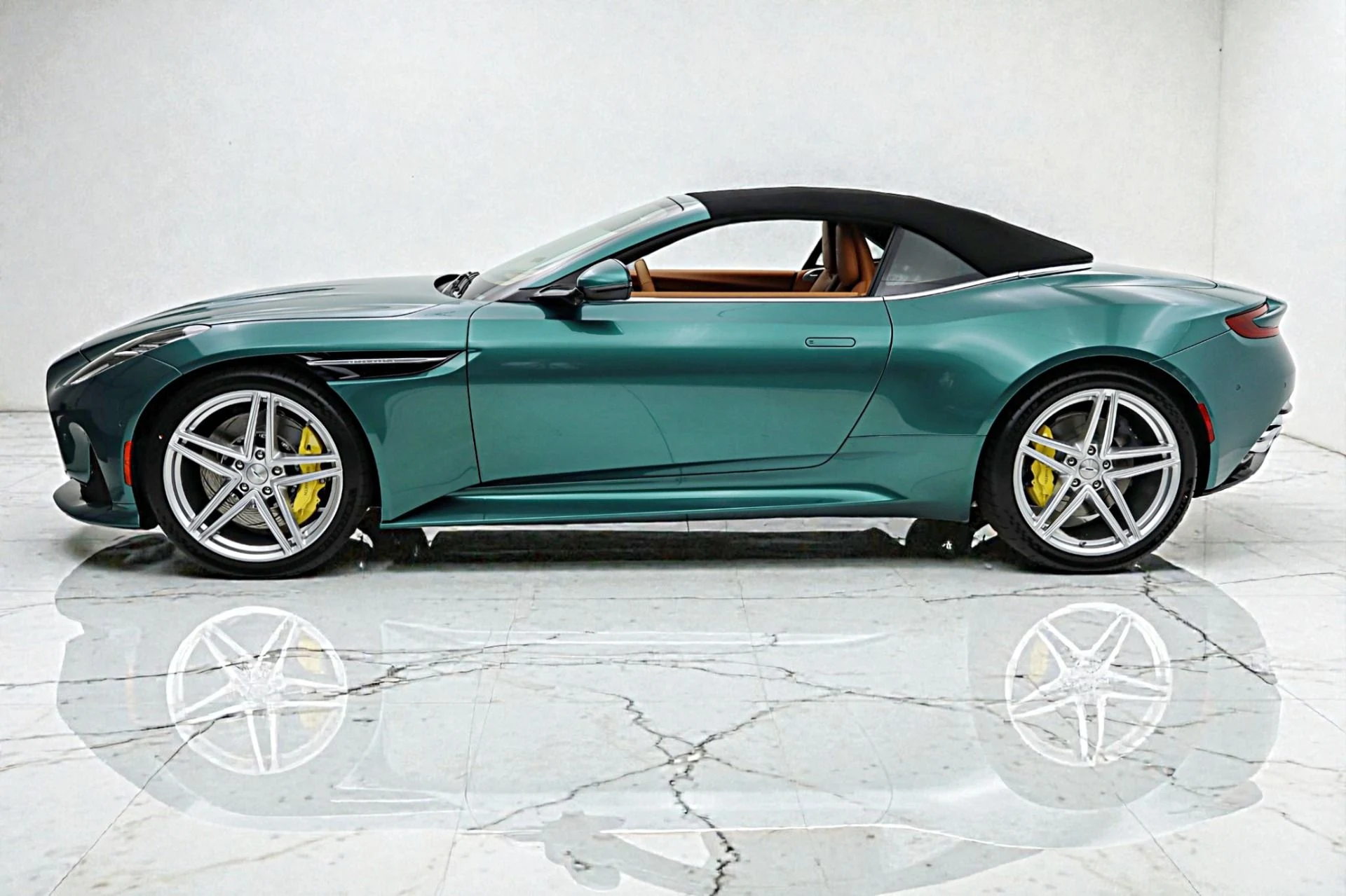 mph023_1029262970_New_2026_Aston_Martin_DB_12_Volante_ebf9da1983