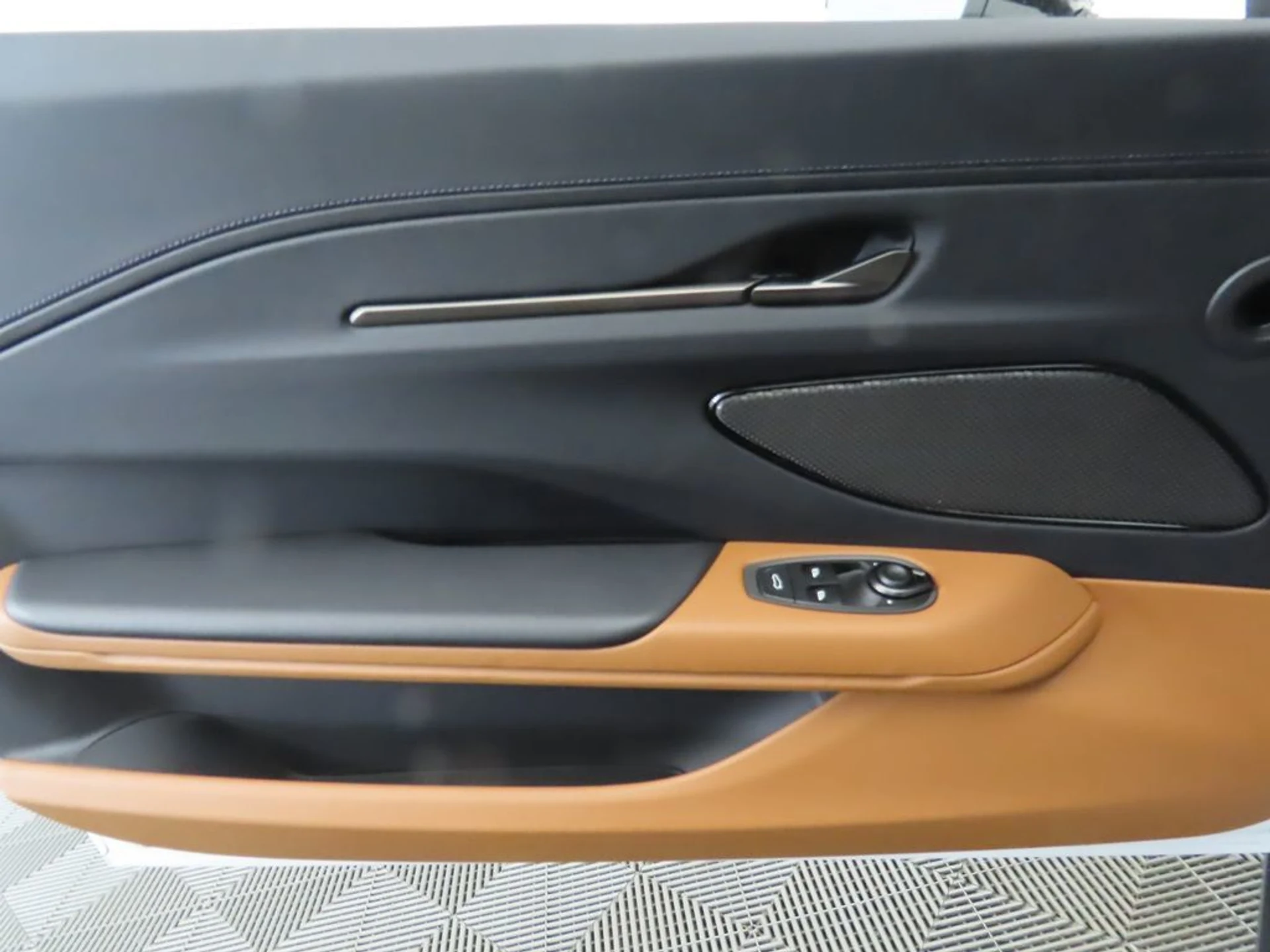 mph023_1031099314_used_2025_aston_martin_vantage_coupe_8119_22984351_24_1024_714fdb47ba