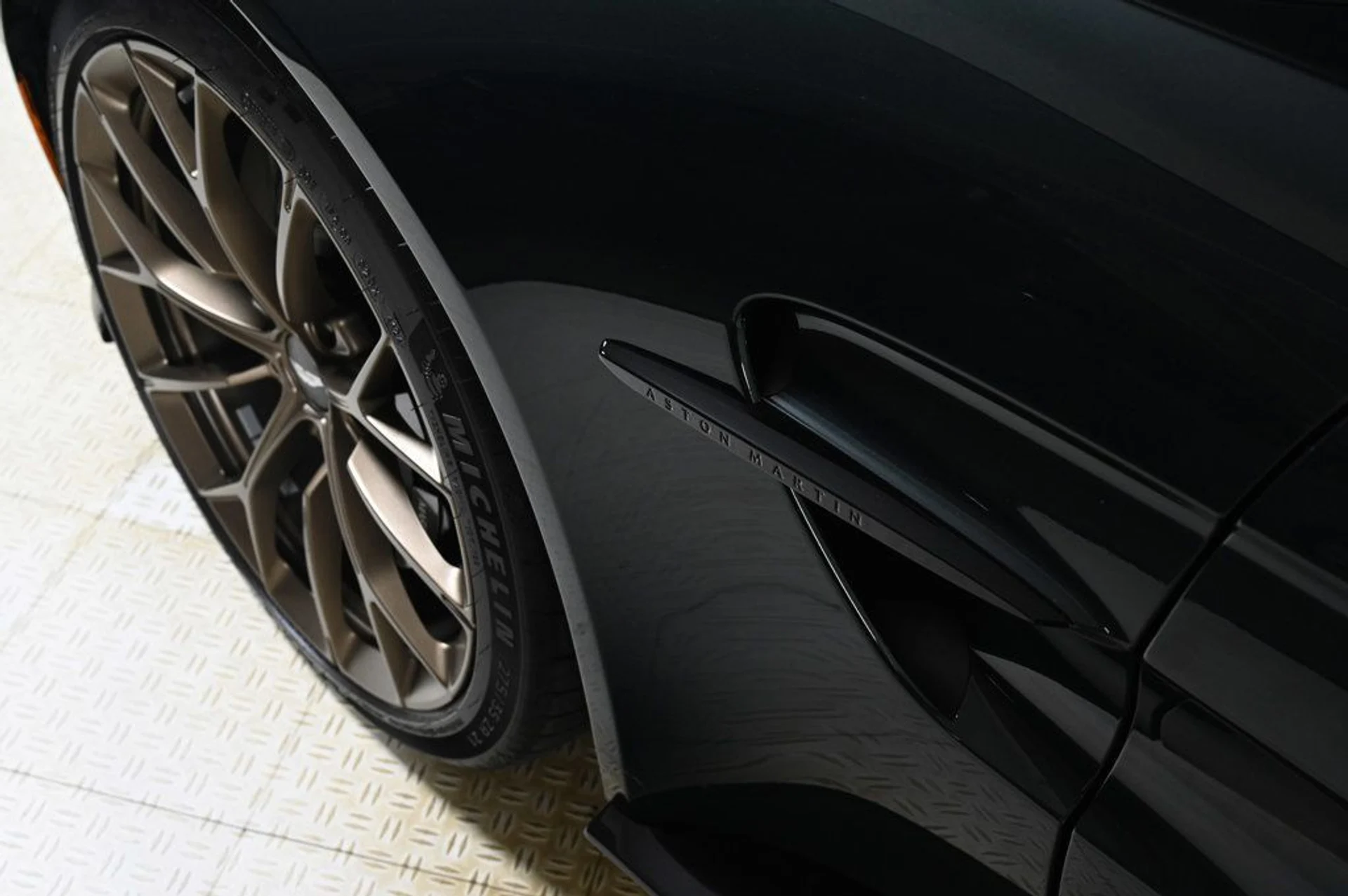 mph023_1037666289_used_2026_aston_martin_vantage_11350_22923178_23_1024_2b86d8f94d