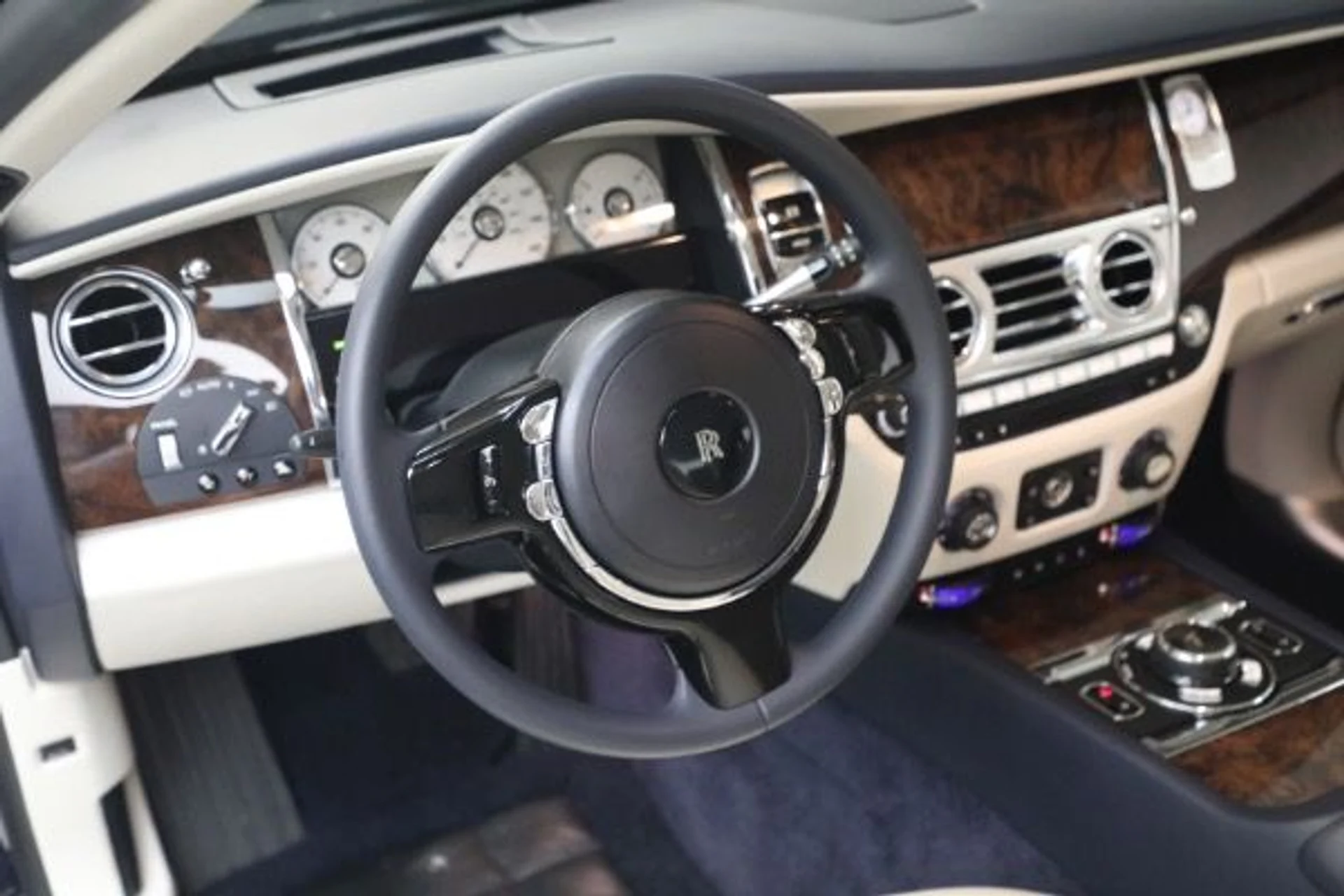 mph023_1056800629_Used_2014_Rolls_Royce_Ghost_07de63c089