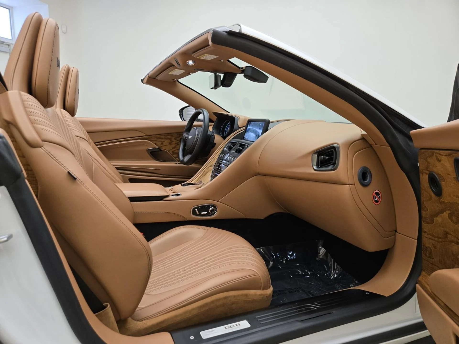 mph023_1067278387_Used_2021_Aston_Martin_DB_11_Volante_1754376712_11be456a45