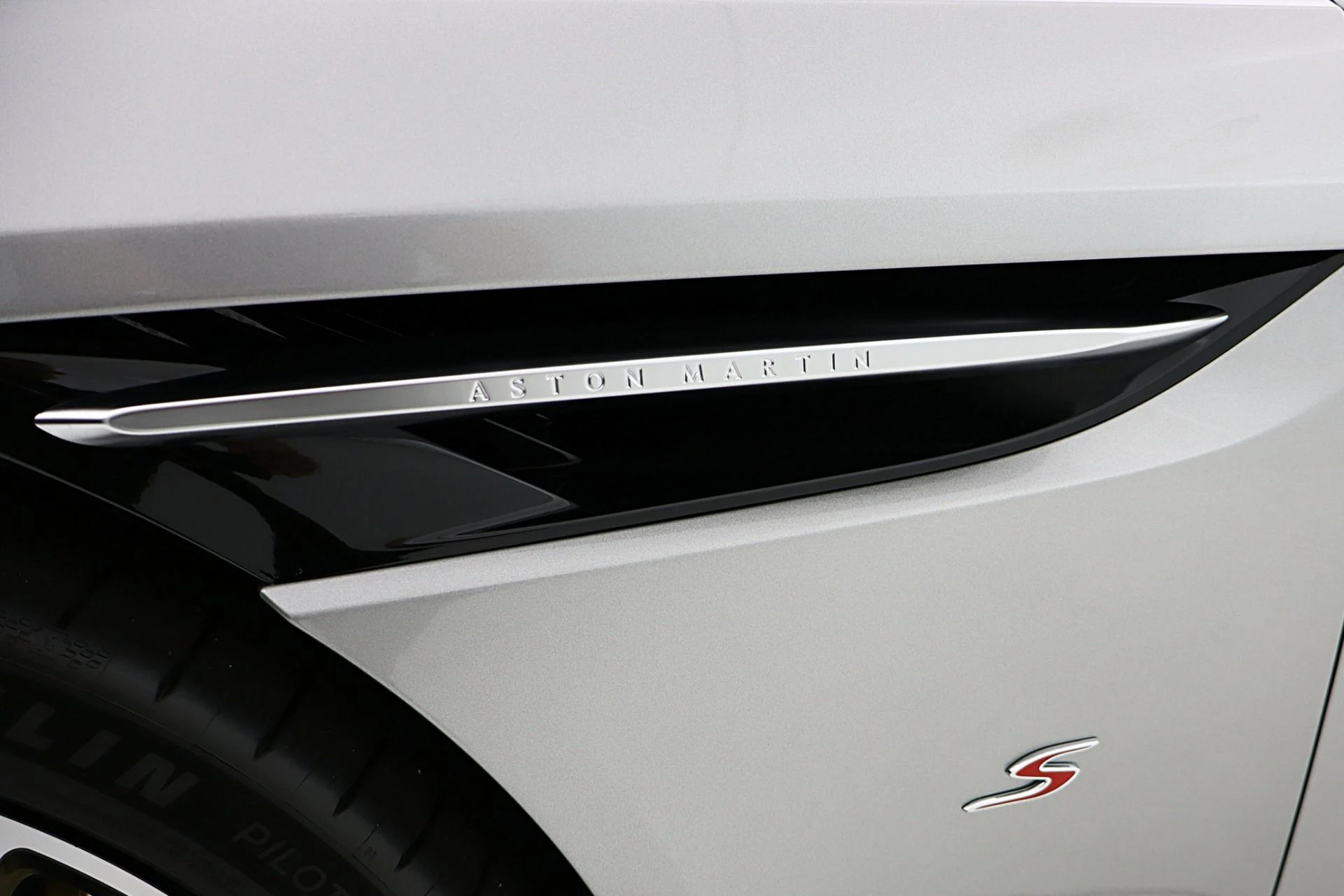mph023_1078680495_New_2026_Aston_Martin_DB_12_S_Volante_3f64dd43c4