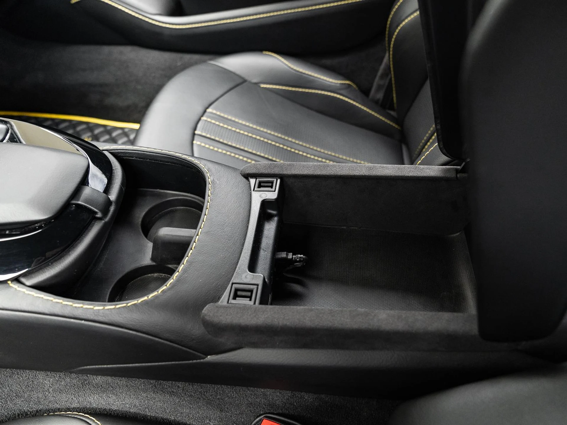 mph023_1094858530_Used_2020_Aston_Martin_Vantage_Coupe_1775769072_68ff4fbf3c