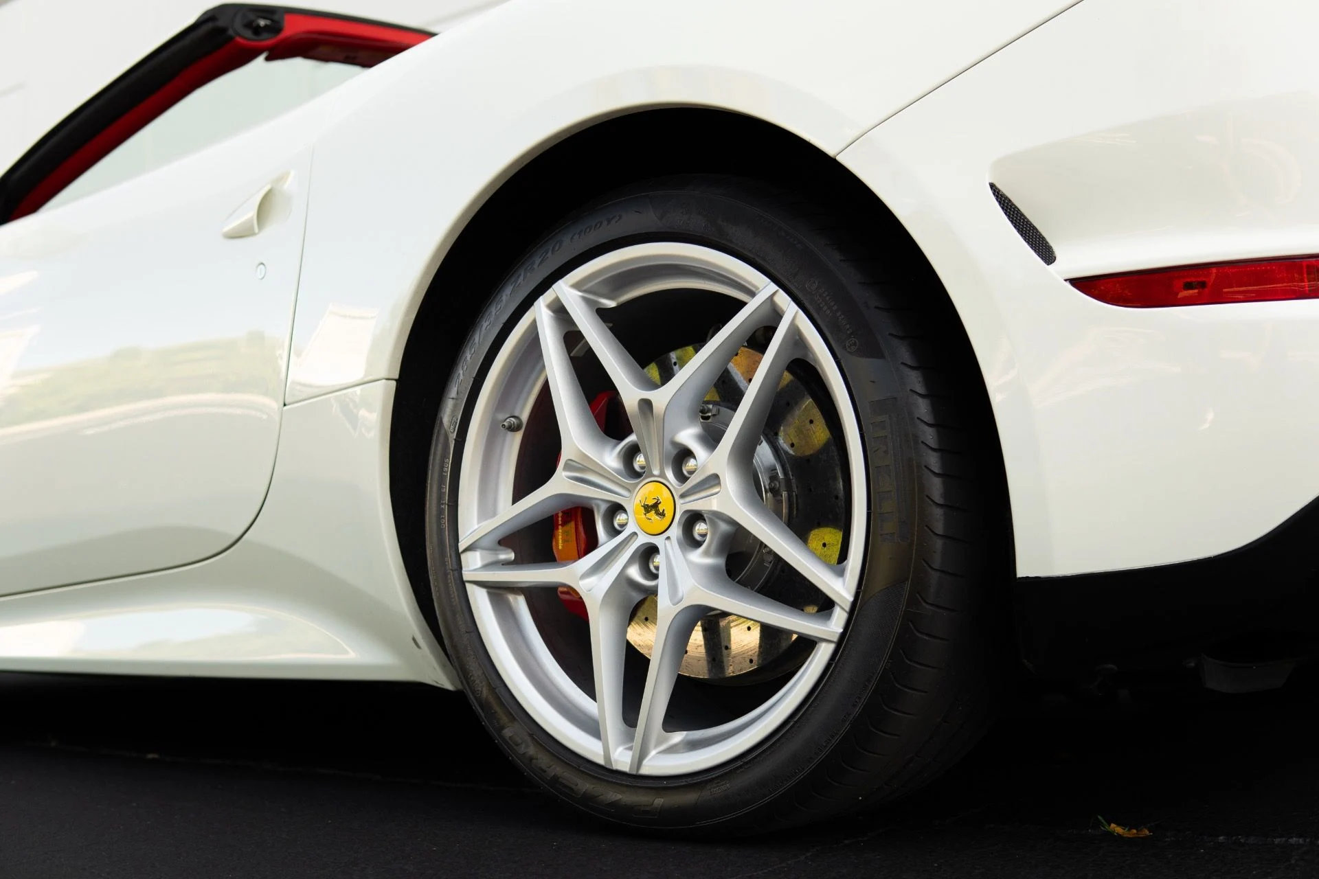 mph023_1116664339_Used_2017_Ferrari_California_T_1767901173_68156e40fd