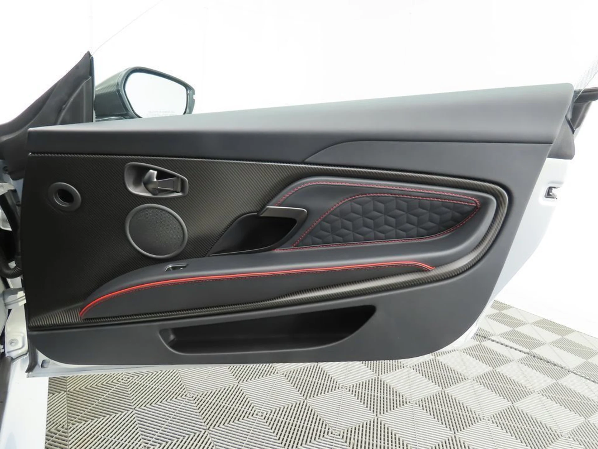 mph023_1132411999_used_2023_aston_martin_dbs_coupe_8119_22958468_24_1024_4c4a291856