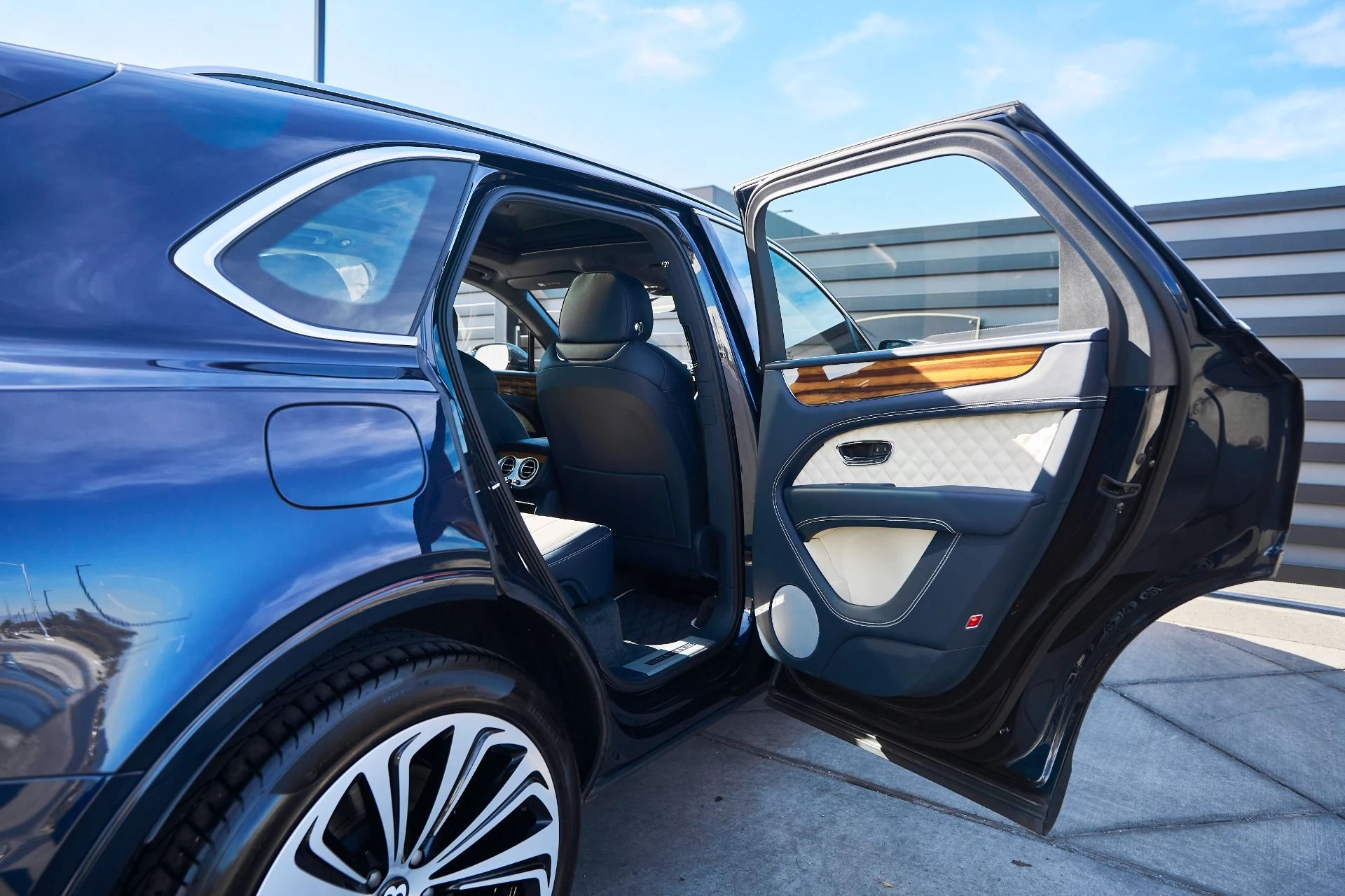 mph023_1144839823_Used_2021_Bentley_Bentayga_V8_1764208987_827265f2ec