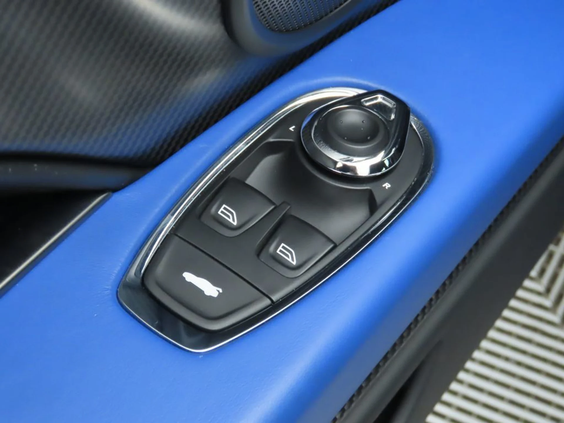 mph023_1147893373_used_2018_aston_martin_db11_v12coupe_8119_22975098_24_1024_9cb94b3656