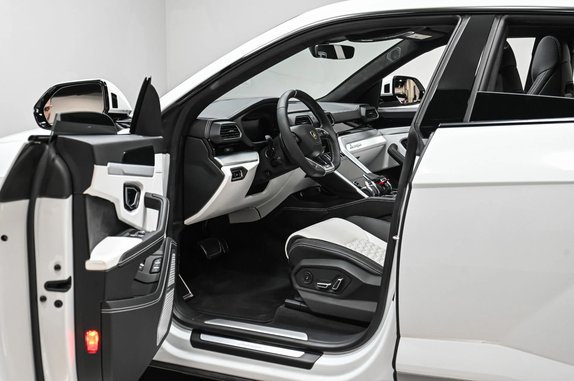 mph023_1160361780_Used_2020_Lamborghini_Urus_1770313419_4b840b5c37