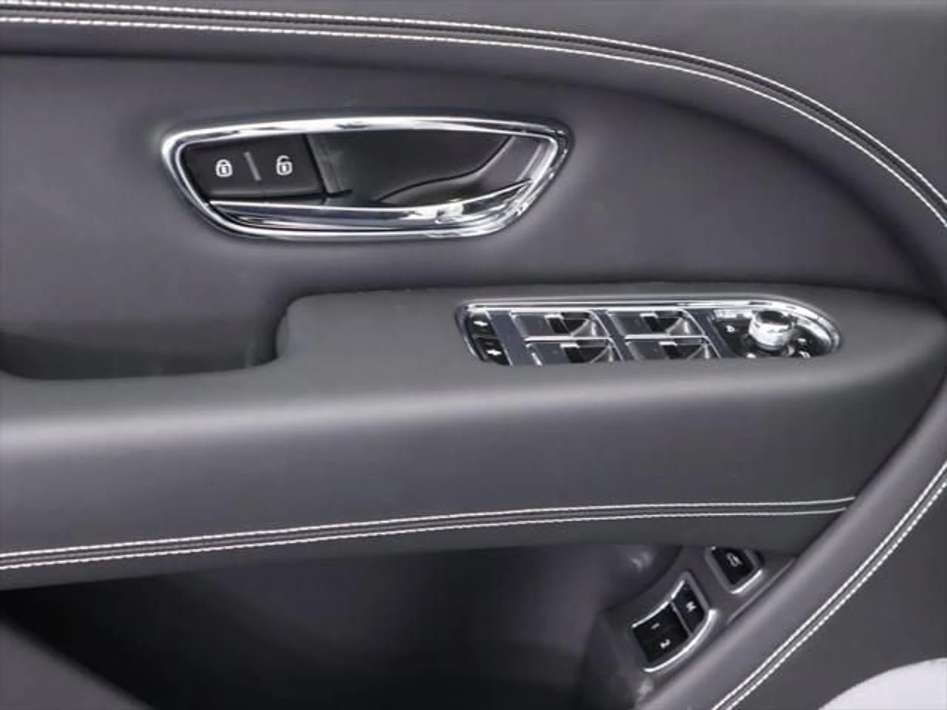 mph023_1166872910_used_2025_bentley_bentayga_ewb_v8awd_8119_23022887_24_640_c46e40a30d