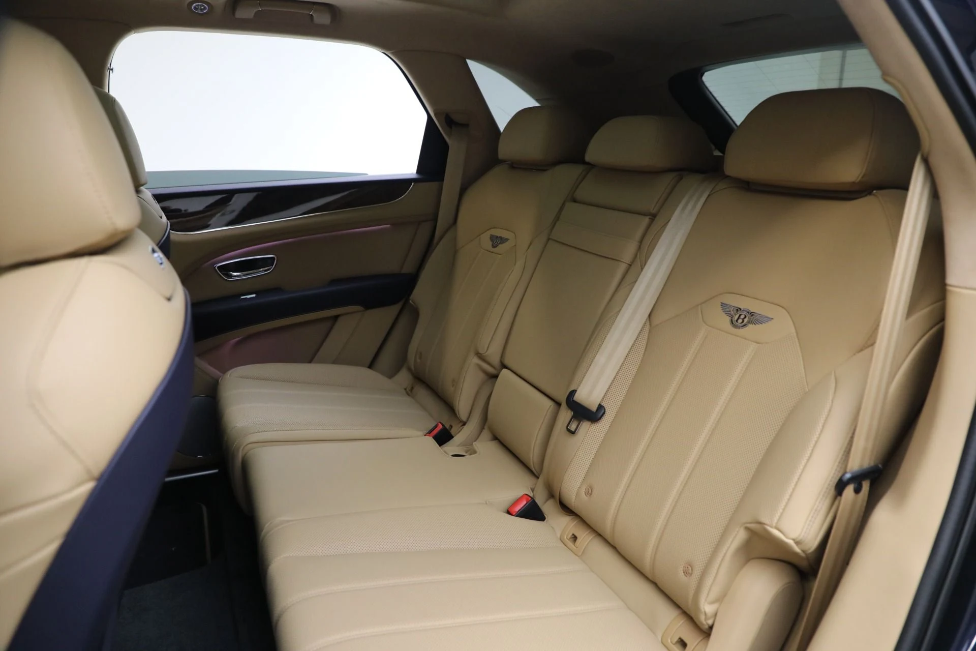 mph023_1167839759_New_2025_Bentley_Bentayga_V8_e00641f38e