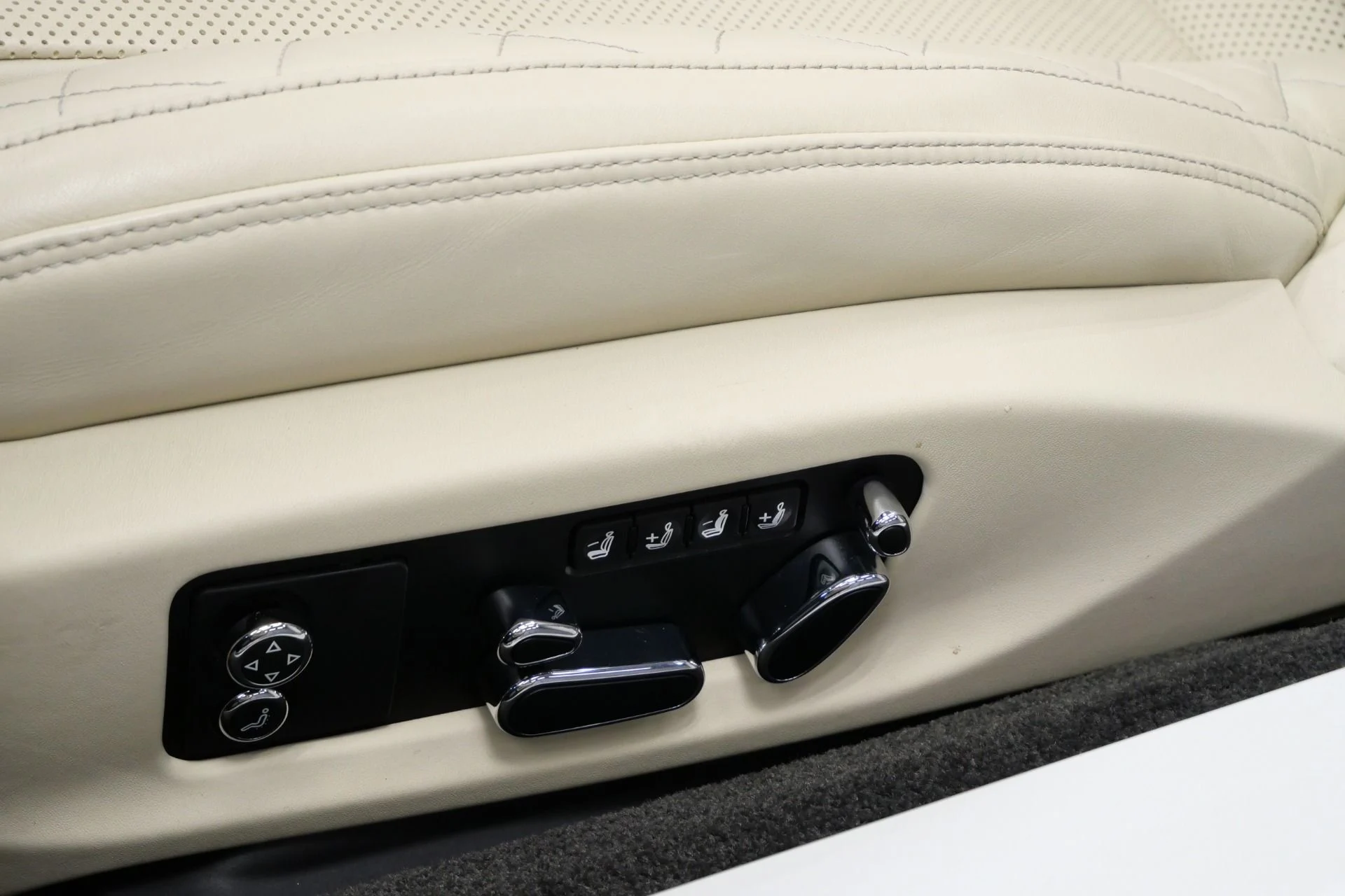 mph023_1172531496_Used_2022_Bentley_Continental_GTC_V8_1754511421_9876d35c43
