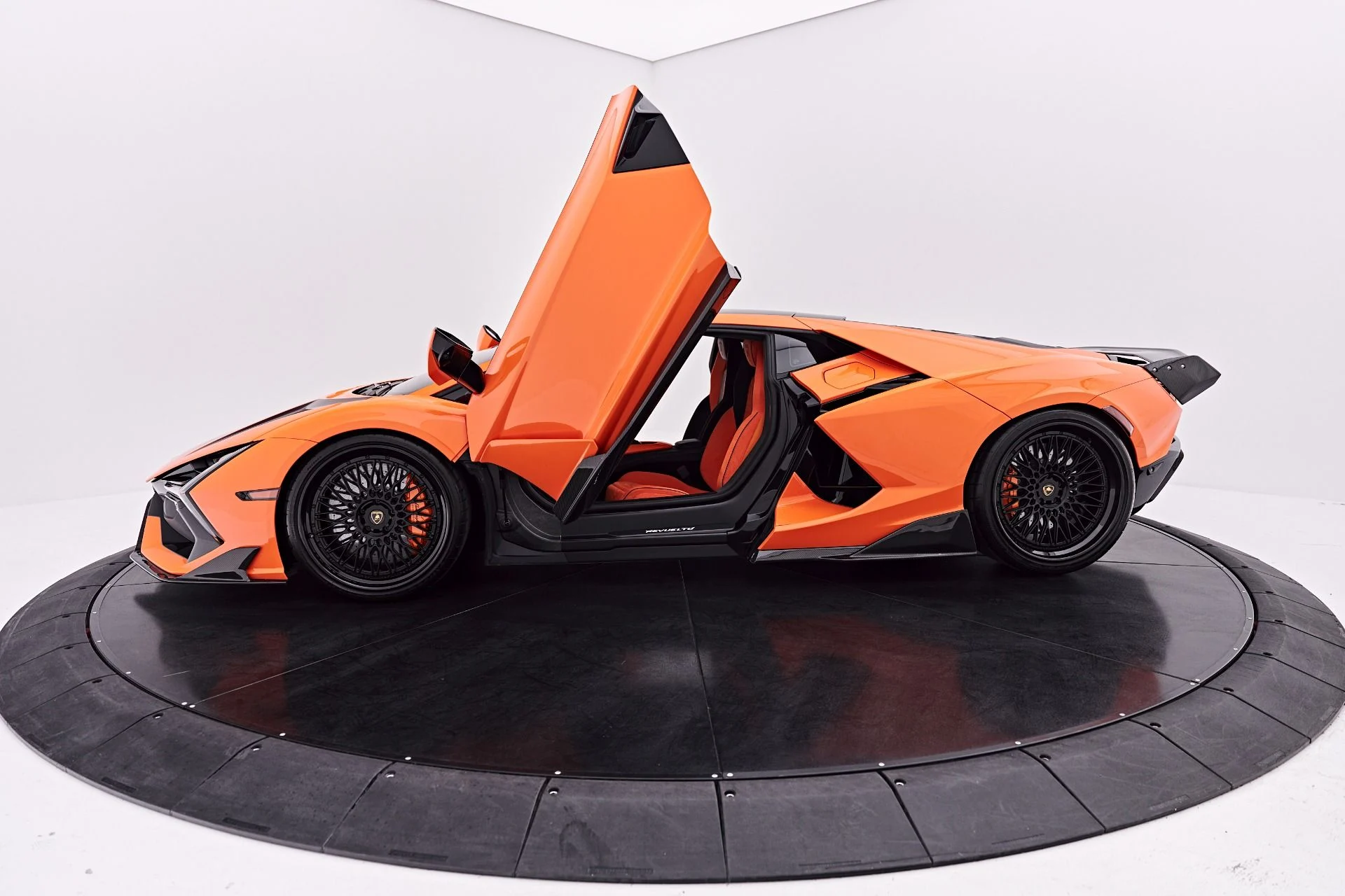 mph023_1182539585_Used_2025_Lamborghini_Revuelto_Base_1786151771_1d00310dd5