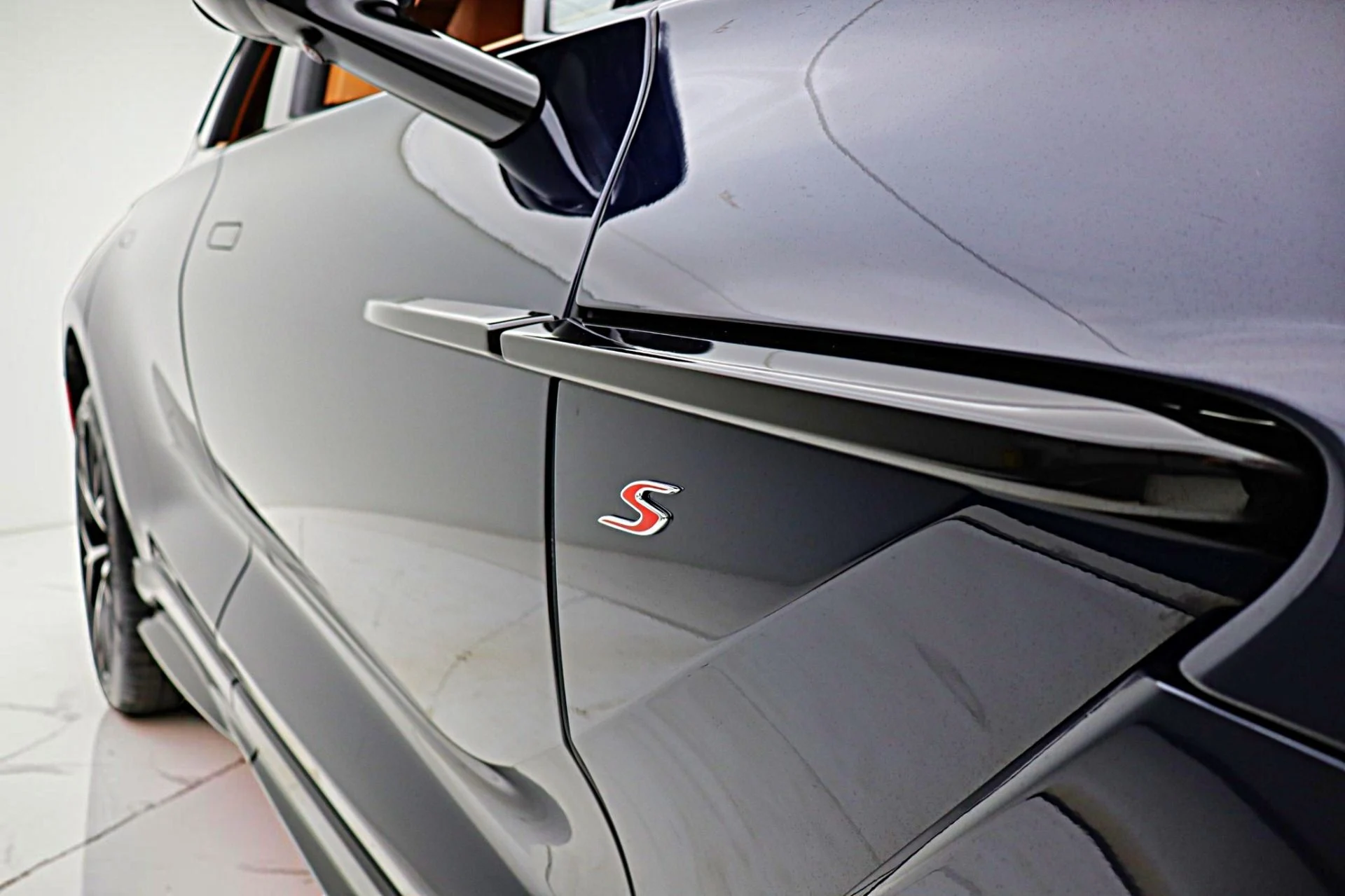 mph023_1197027172_New_2026_Aston_Martin_DBX_S_399d73bd43