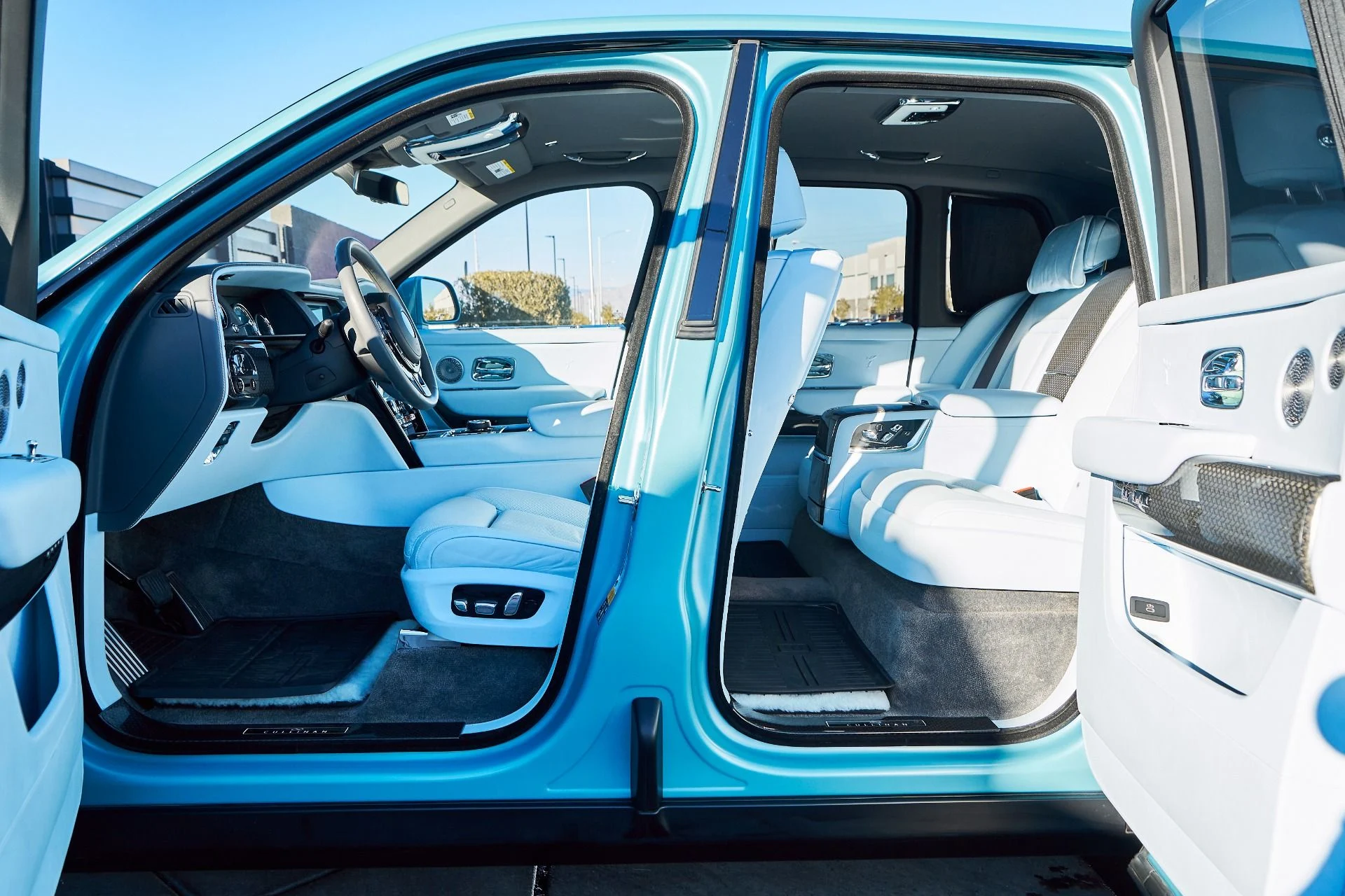 mph023_1251970469_Used_2022_Rolls_Royce_Cullinan_Black_Badge_1765411002_065b3b3e47