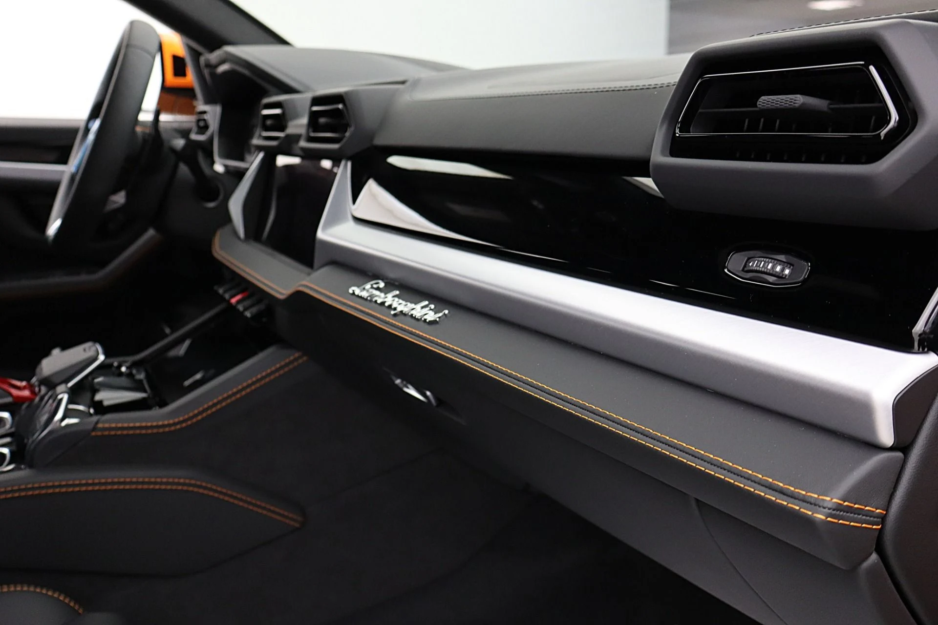 mph023_1254419202_New_2026_Lamborghini_Urus_SE_a0e3a287a6