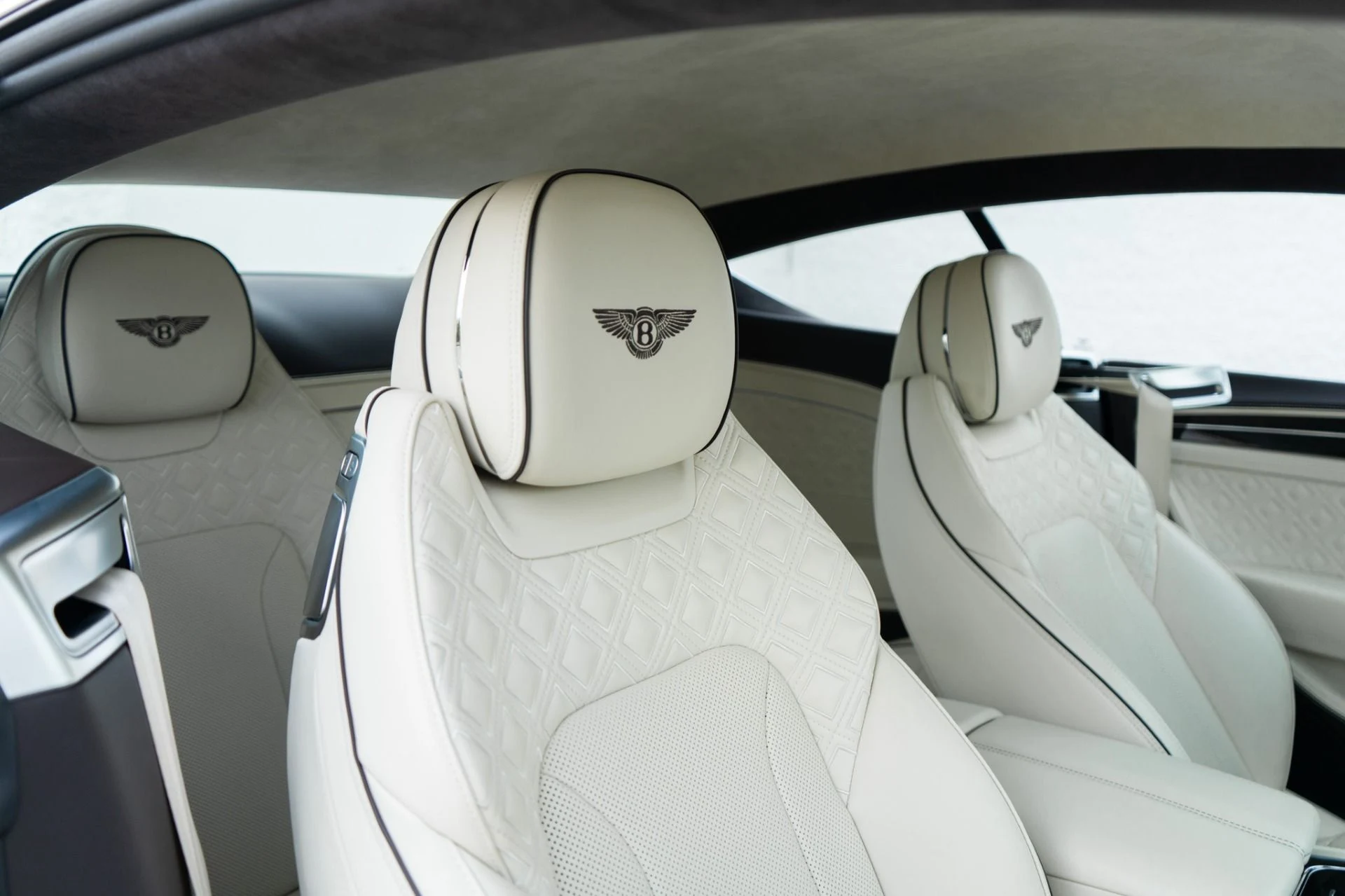 mph023_1262013610_Used_2022_Bentley_Continental_GT_V8_1761245166_db8c1f9409