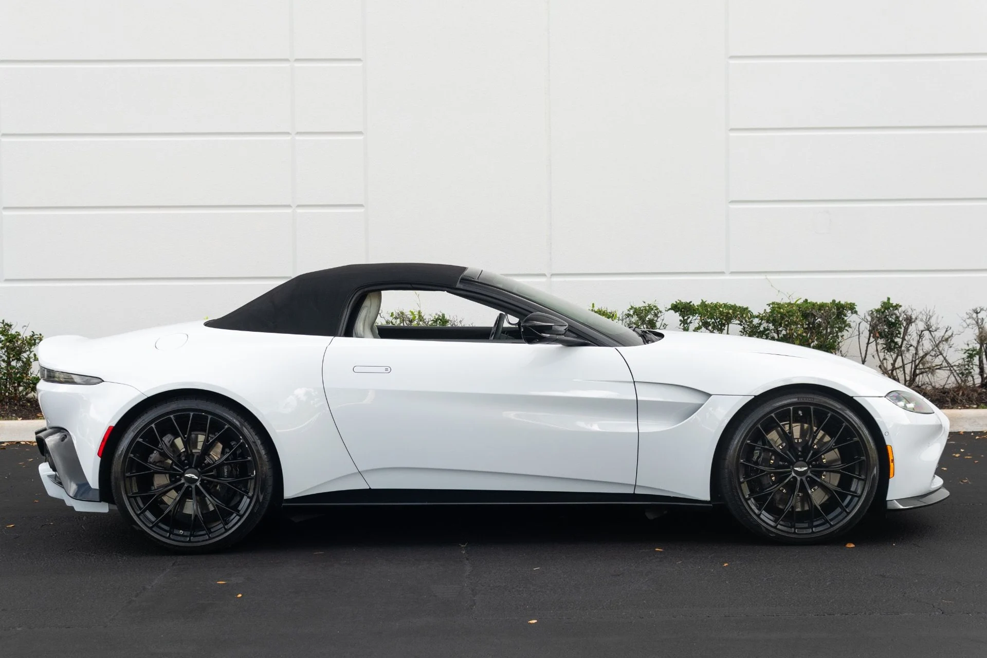 mph023_1270468449_Used_2023_Aston_Martin_Vantage_V8_1773336980_d82ed14a65