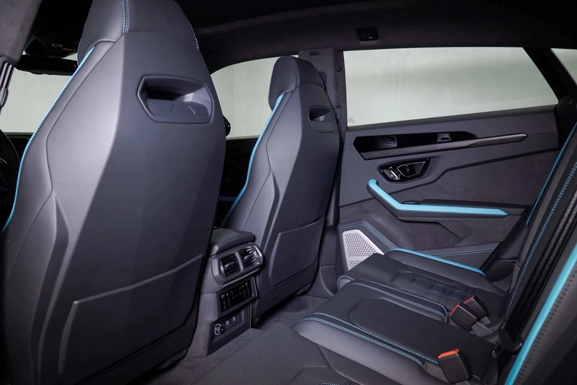 mph023_1270551096_New_2025_Lamborghini_Urus_SE_1770747580_f24aeb5c9c