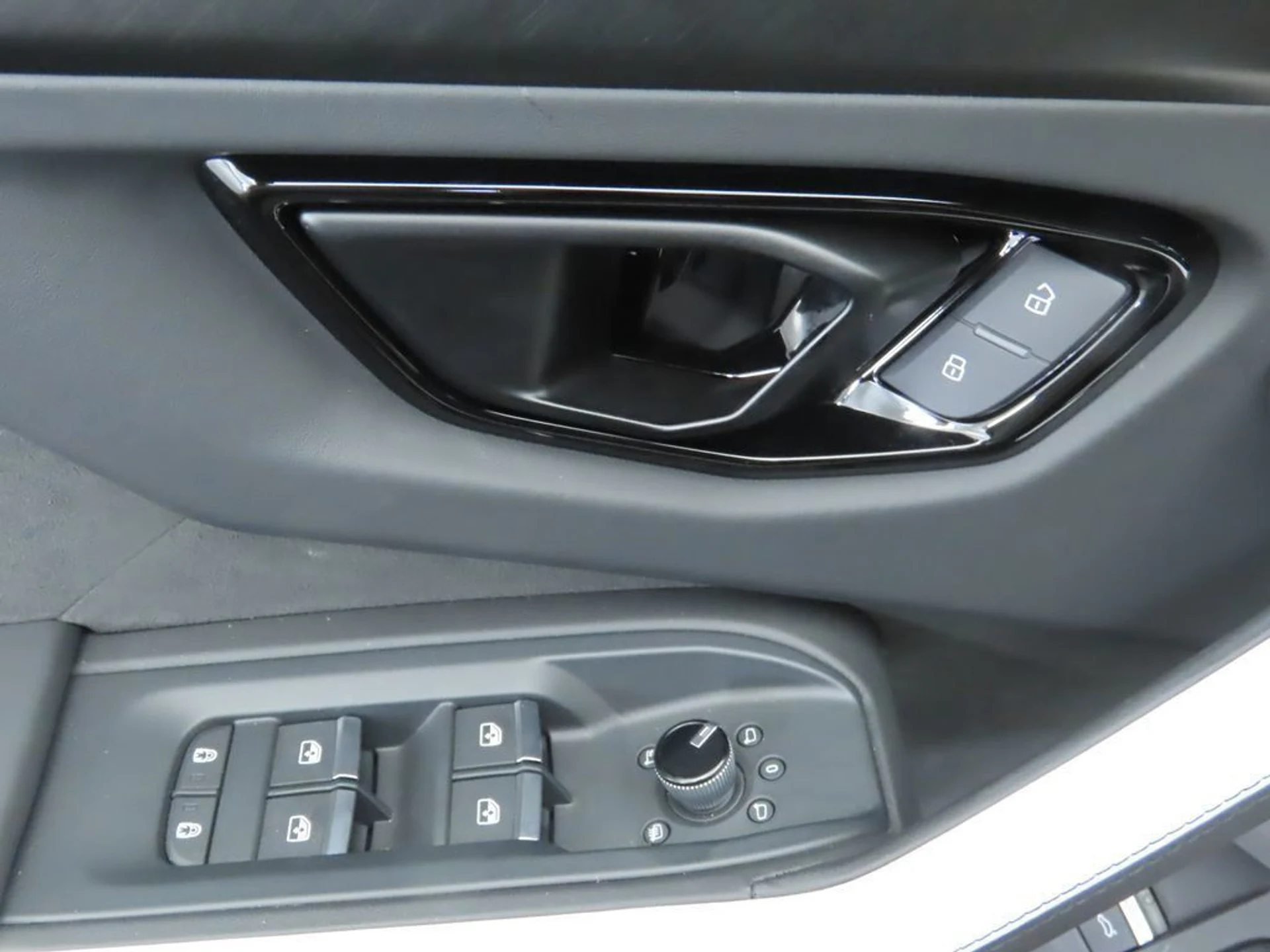 mph023_1292880360_used_2025_lamborghini_urus_seawd_8119_22939626_24_1024_0e1f8f5a81