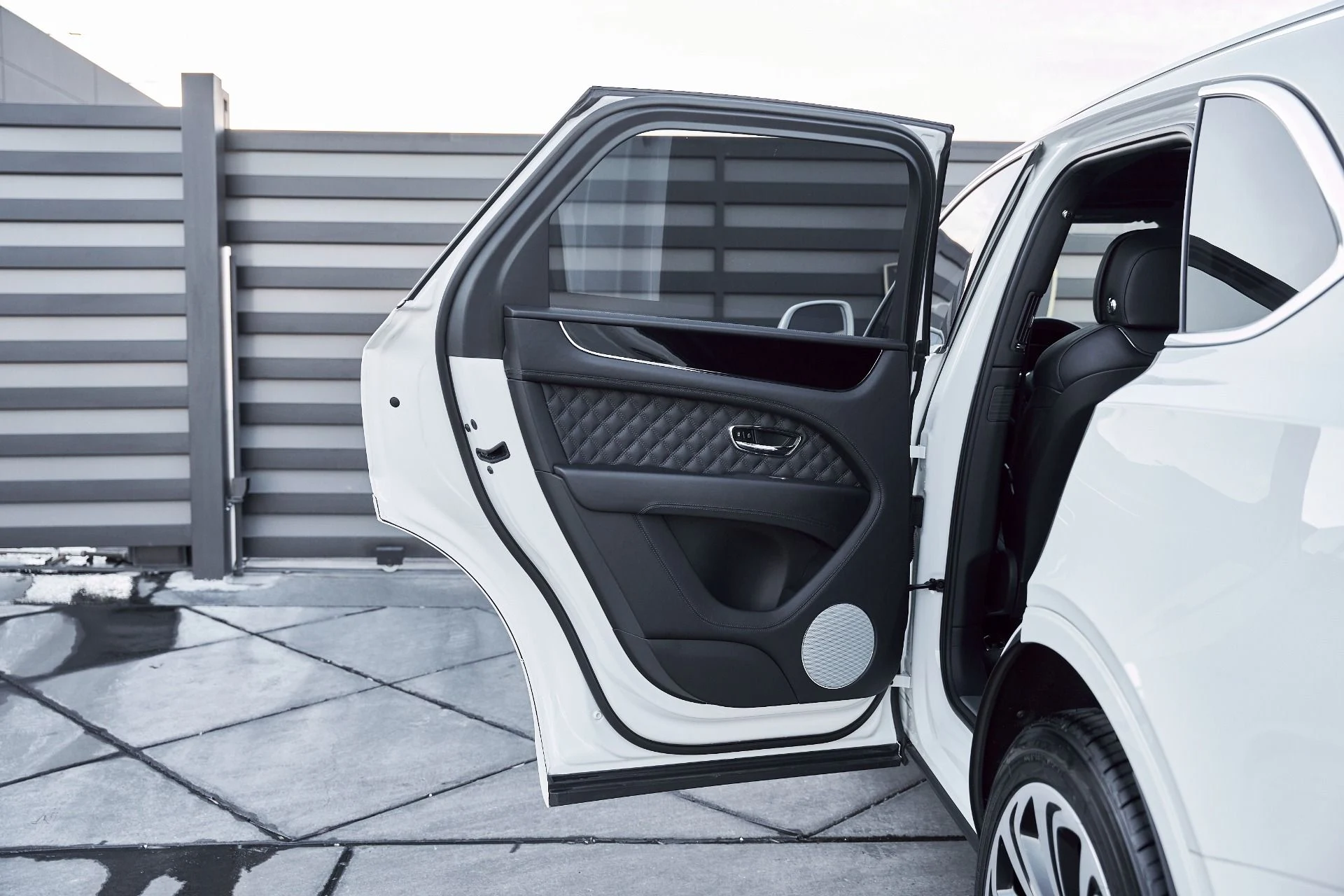 mph023_1304095499_Used_2022_Bentley_Bentayga_V8_1768246119_46c2f4b929