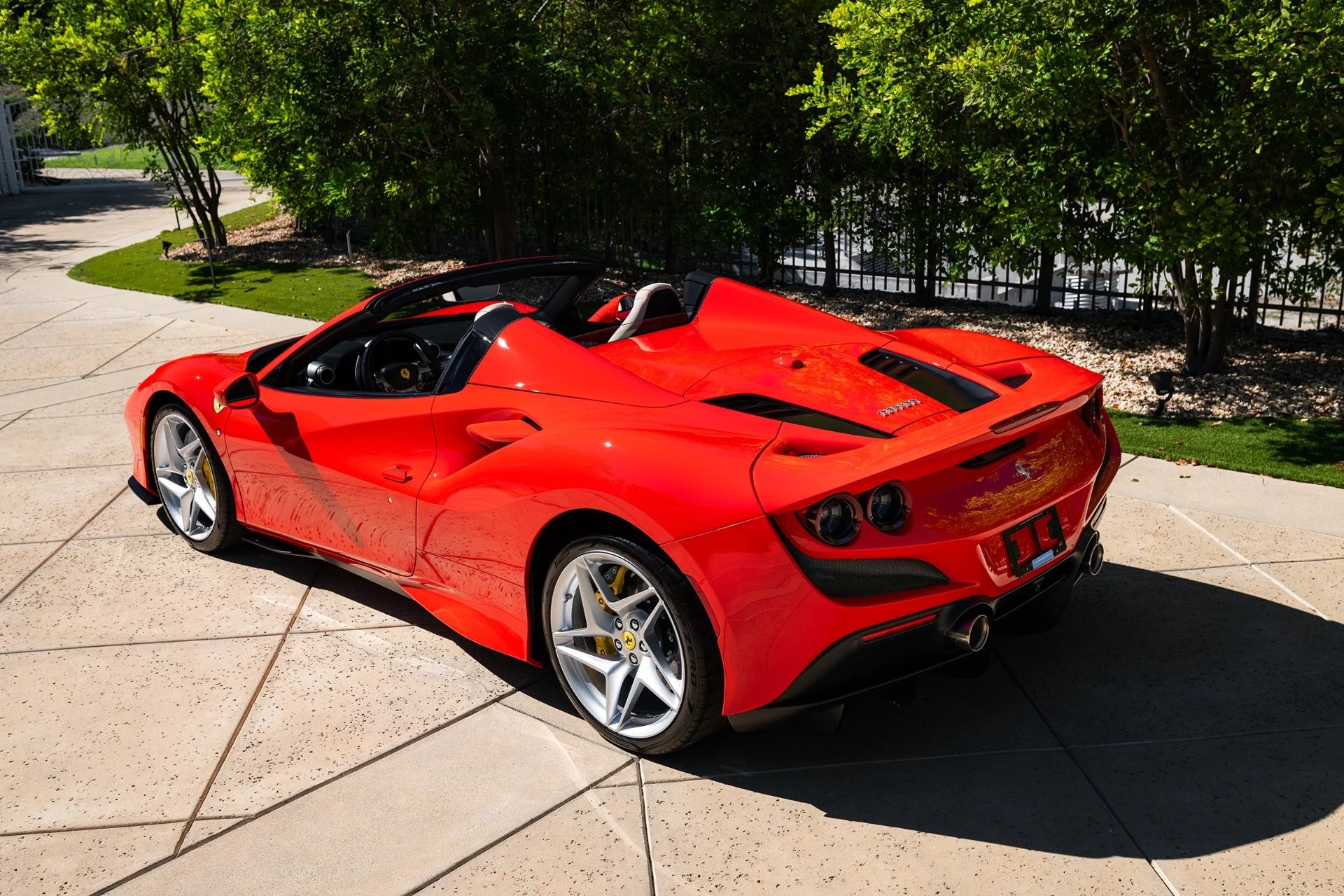 mph023_1316570757_Used_2022_Ferrari_F8_Spider_1791574017_6532ac71df